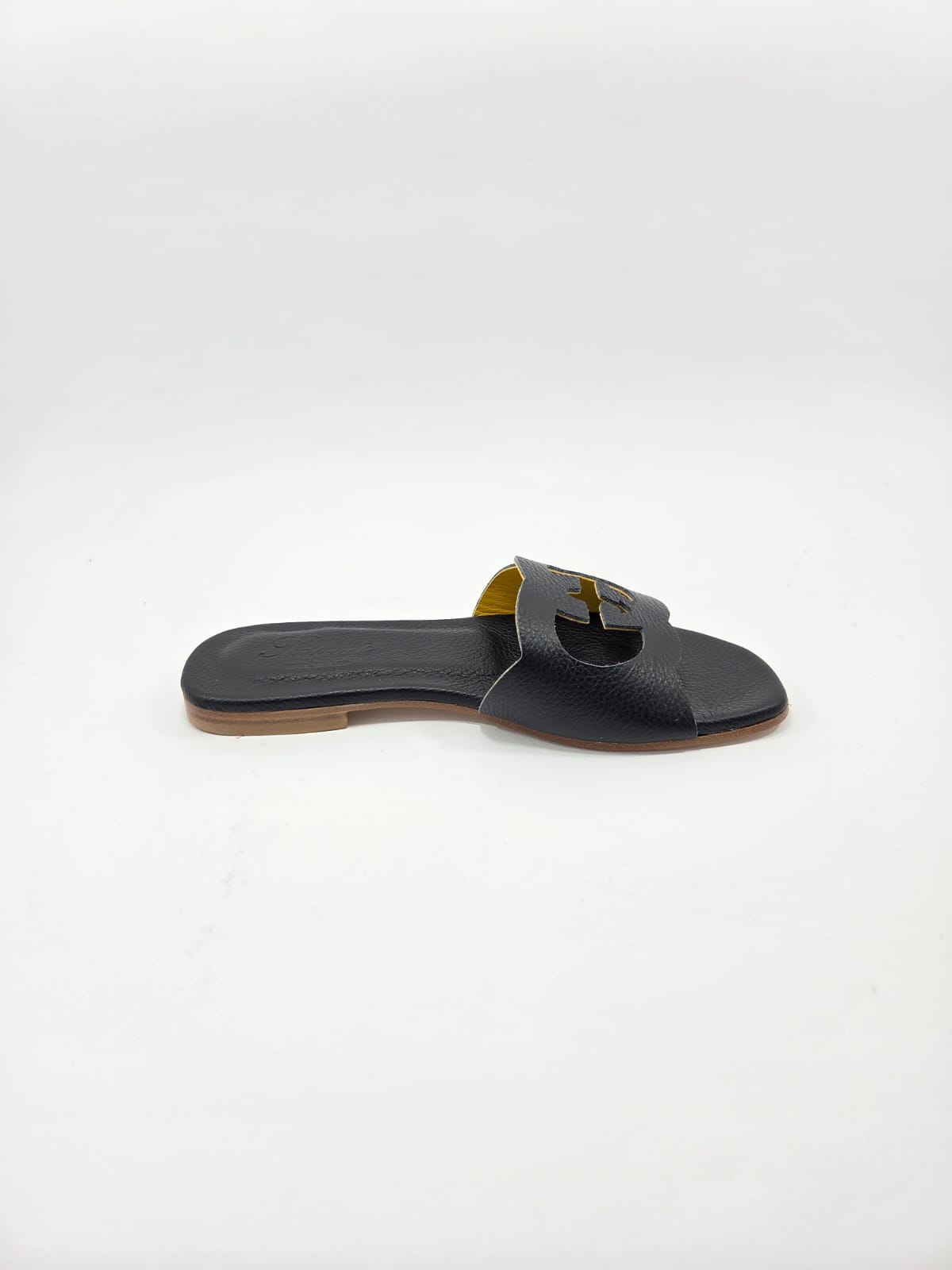 Sandali Bassi Donna Interamente in Vera Pelle Nera con Suola in Cuoio Naturale.