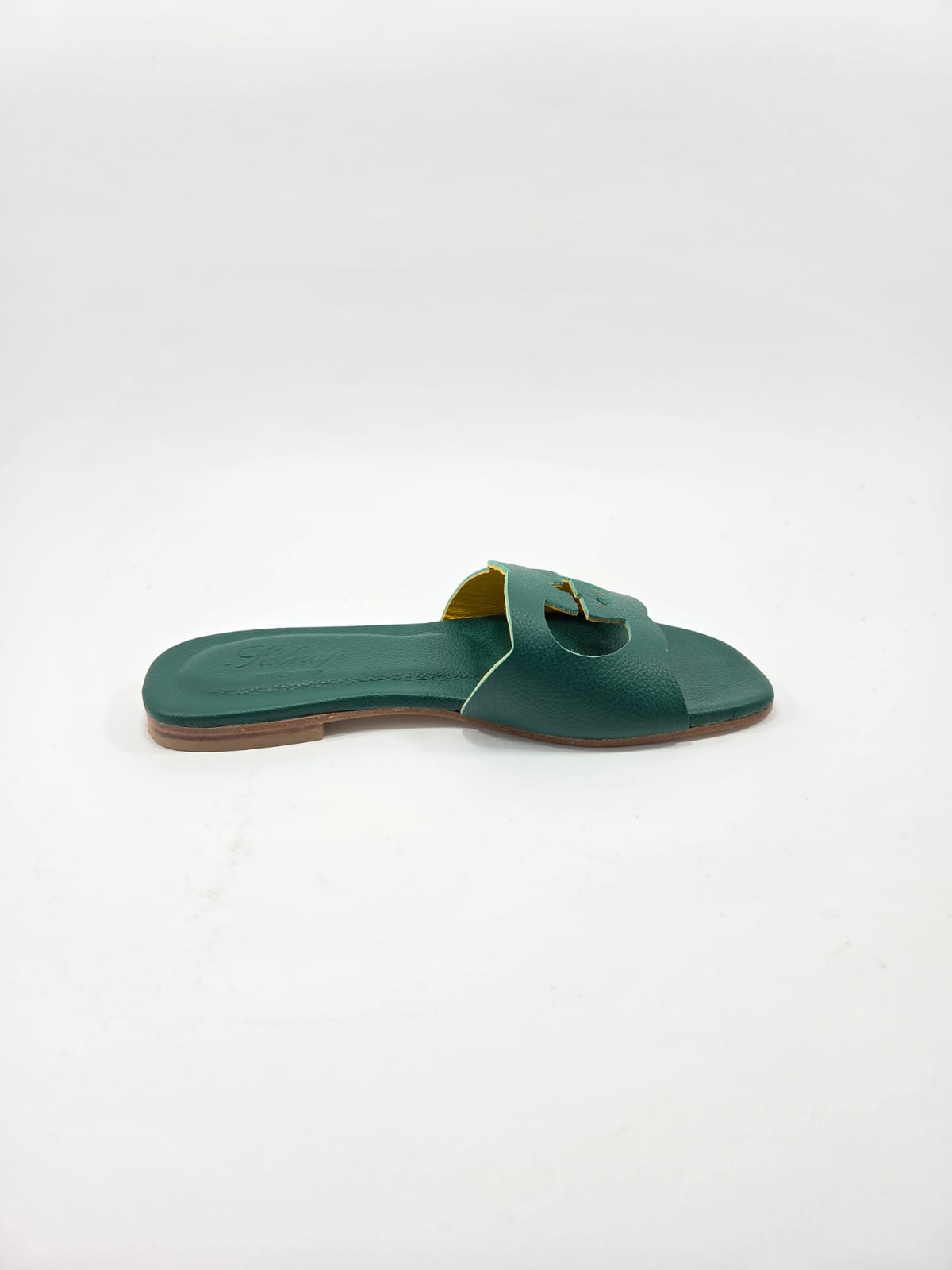 Sandali Bassi Donna Interamente in Vera Pelle Verde Coccodrillo con Suola in Cuoio Naturale.