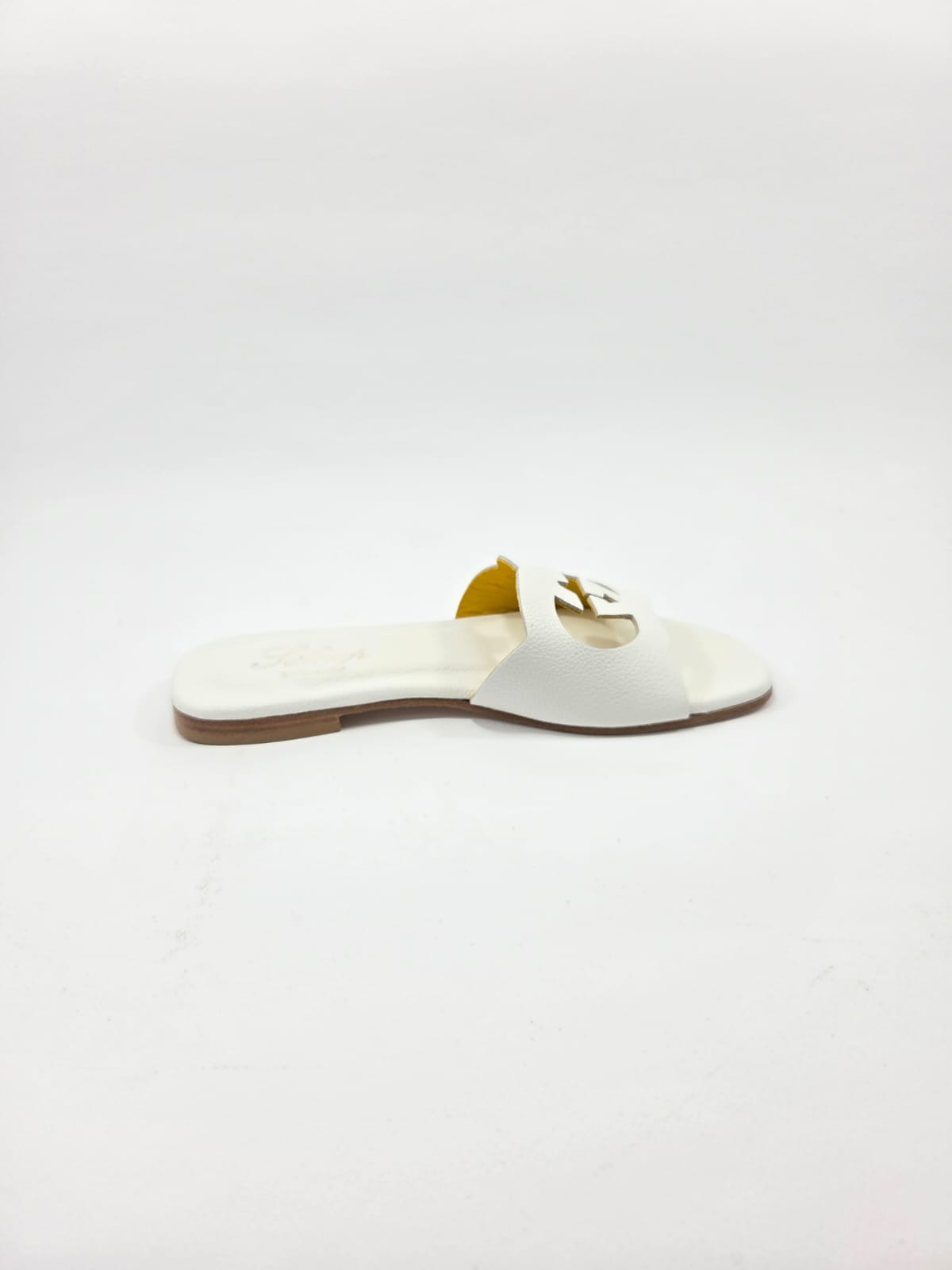 Sandali Bassi Donna Interamente in Vera Pelle Bianco con Suola in Cuoio Naturale.