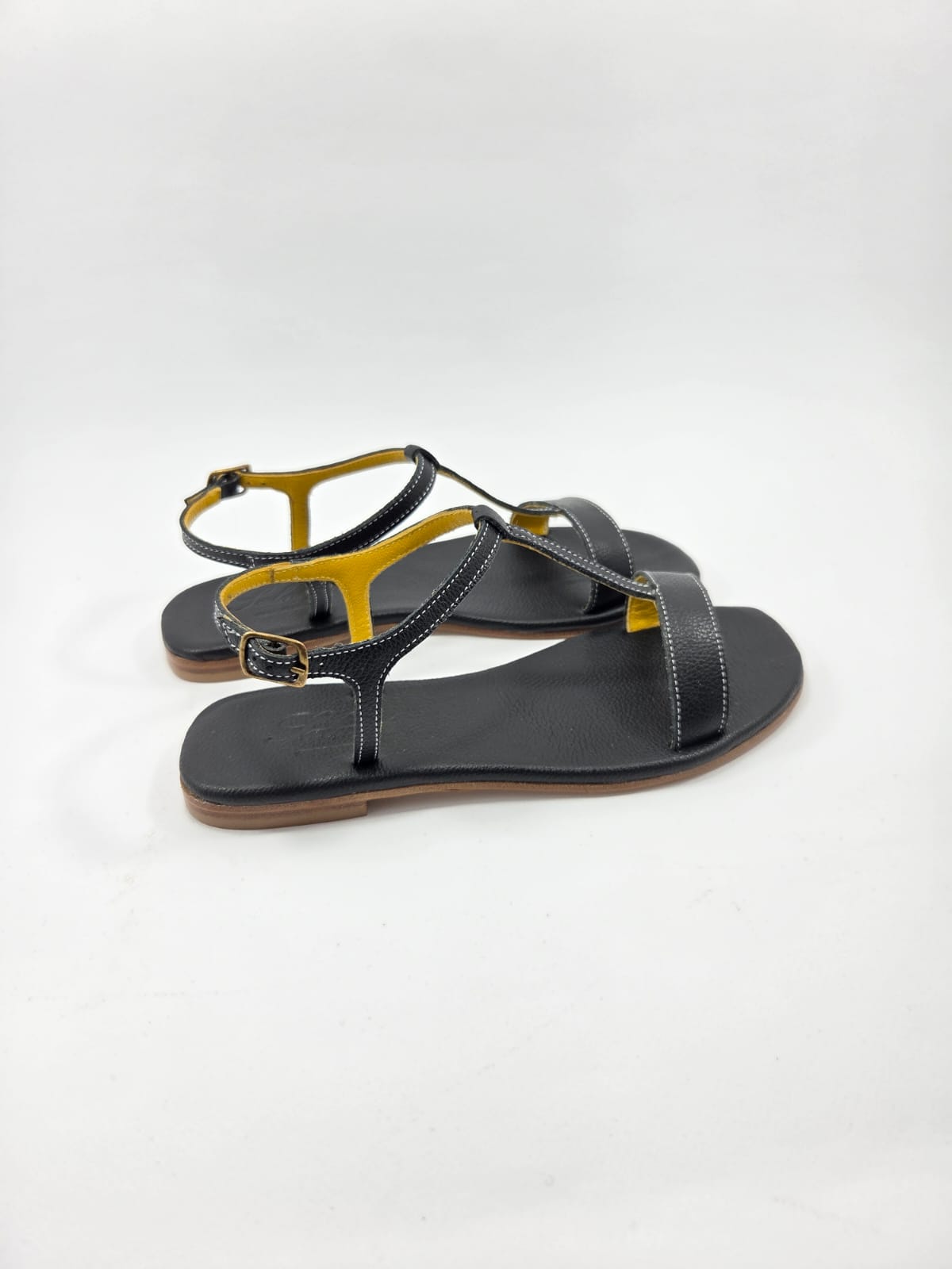 Sandali Donna con Cinturino Interamente in Vera Pelle Nera con Suola in Cuoio Naturale.
