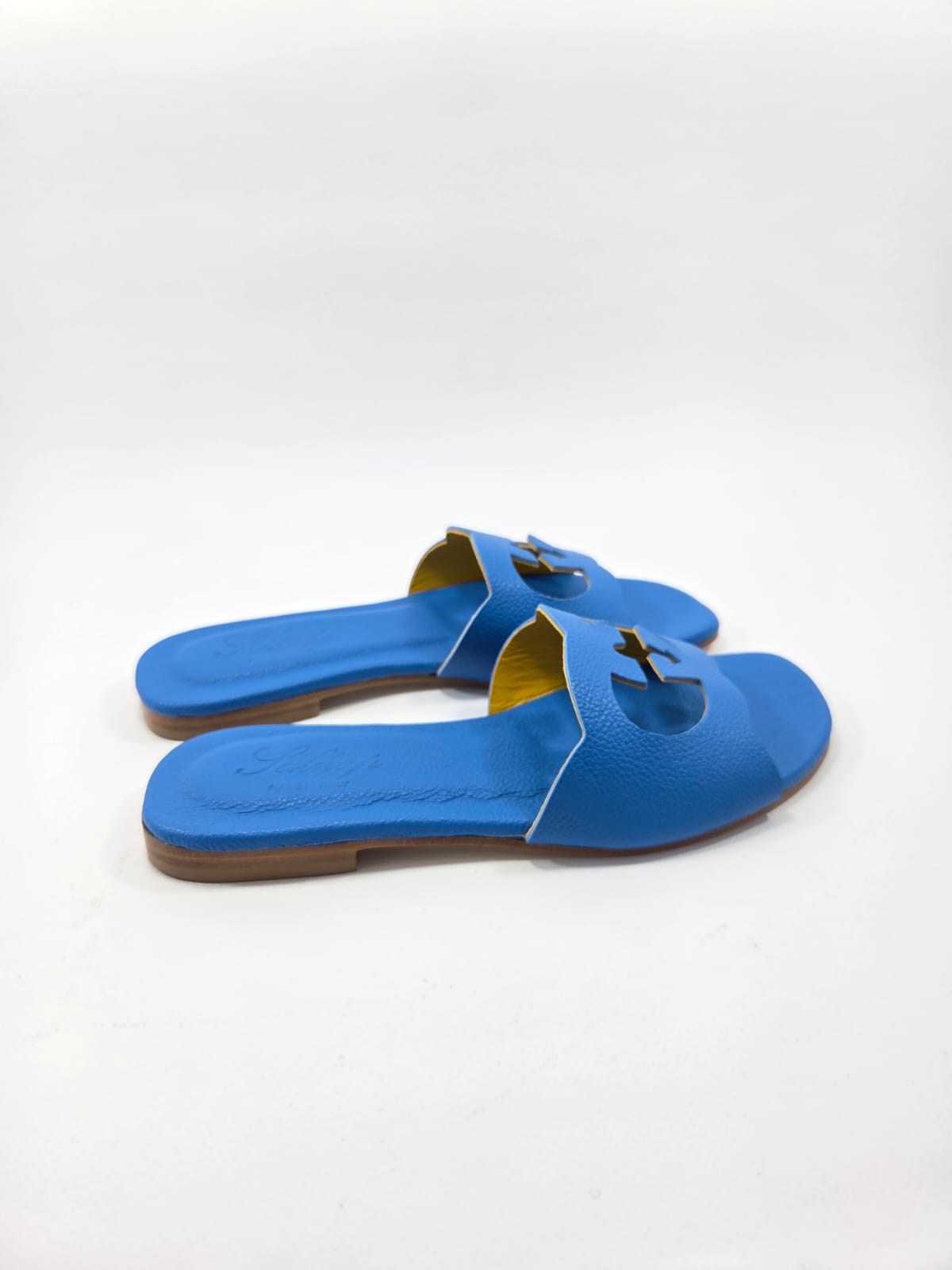 Sandali Bassi Donna Interamente in Vera Pelle Blu Indigo con Suola in Cuoio Naturale.