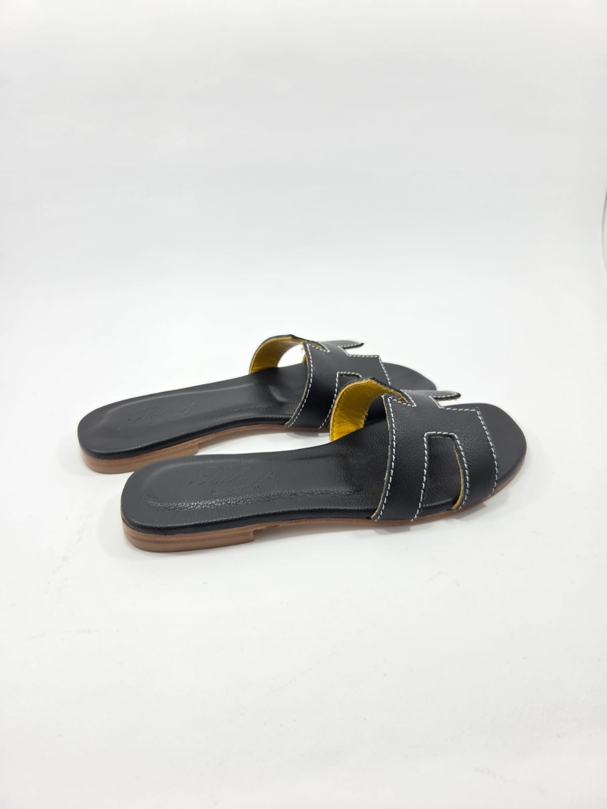 Sandali Bassi Donna Interamente in Vera Pelle Nero  con Suola in Cuoio Naturale.