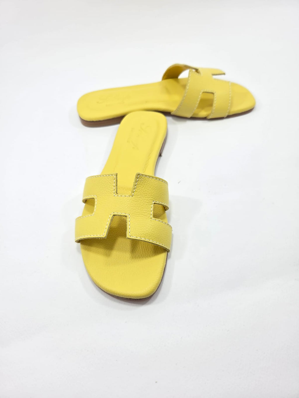 Sandali Bassi Donna Interamente in Vera Pelle Giallo Butter con Suola in Cuoio Naturale.