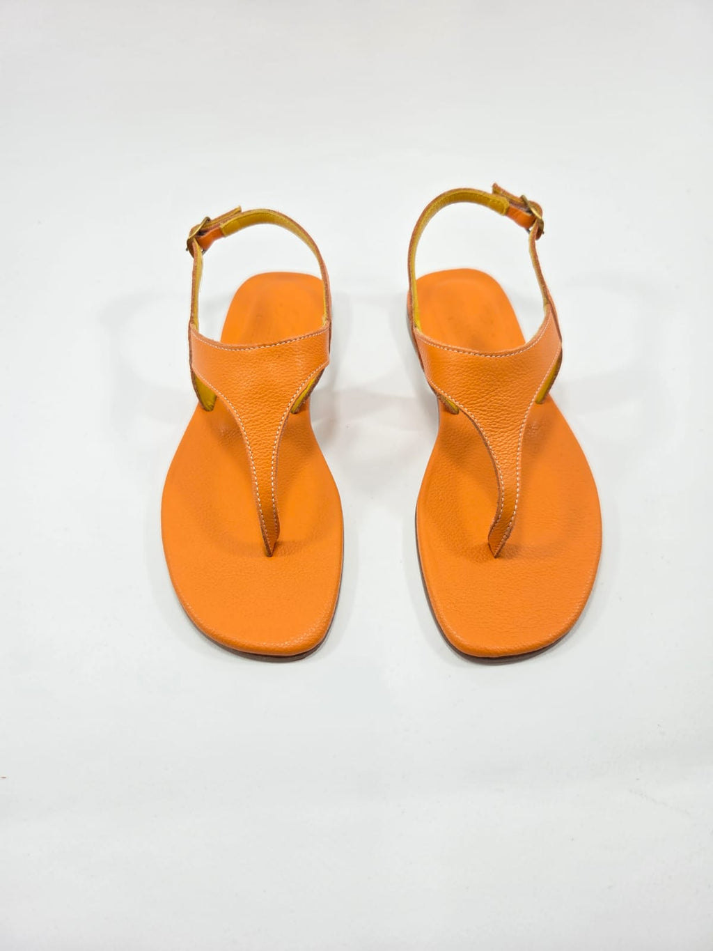 Infradito Donna con Cinturino Interamente in Vera Pelle Arancione Arancia con Suola in Cuoio Naturale.
