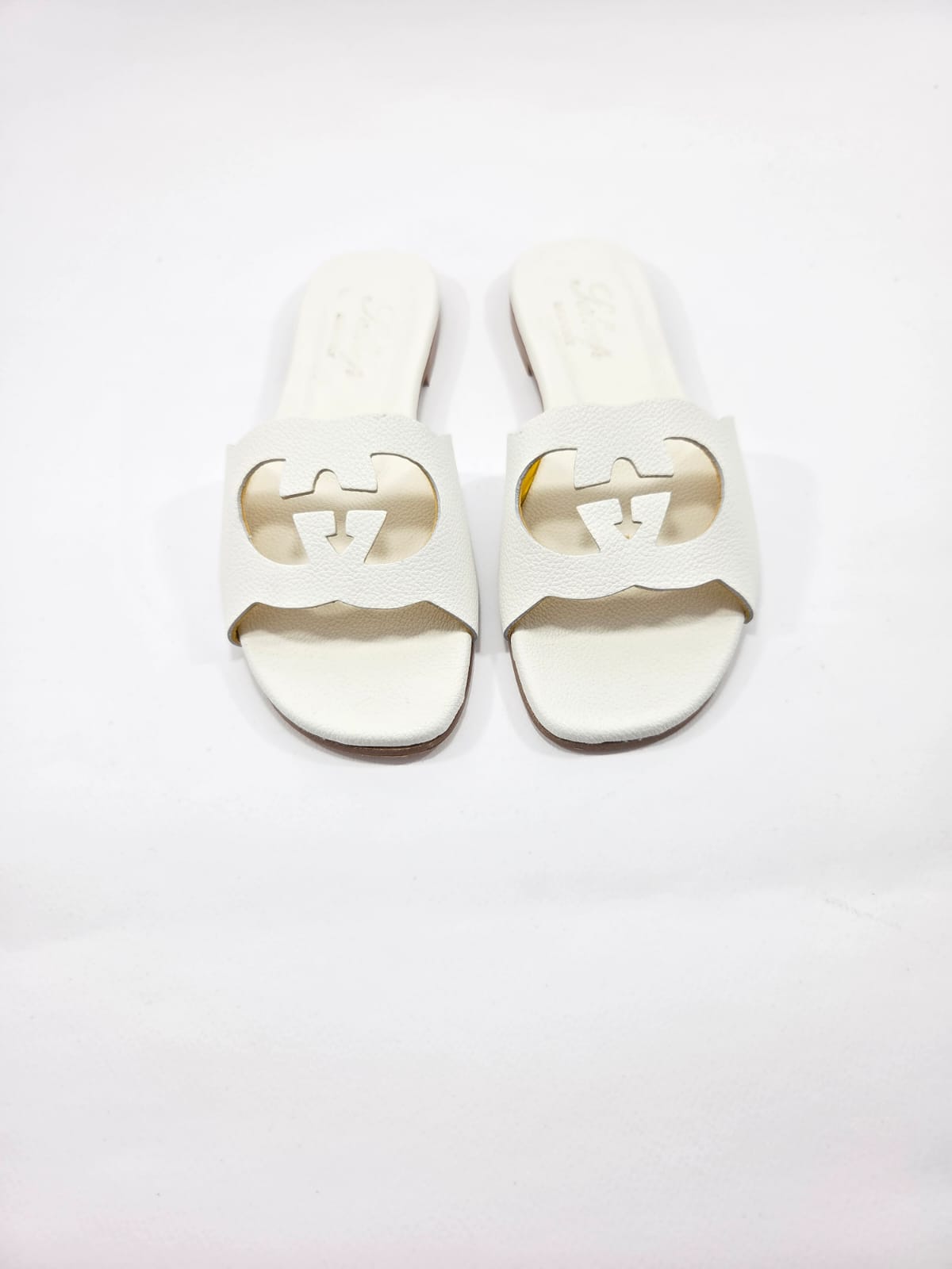 Sandali Bassi Donna Interamente in Vera Pelle Bianco con Suola in Cuoio Naturale.