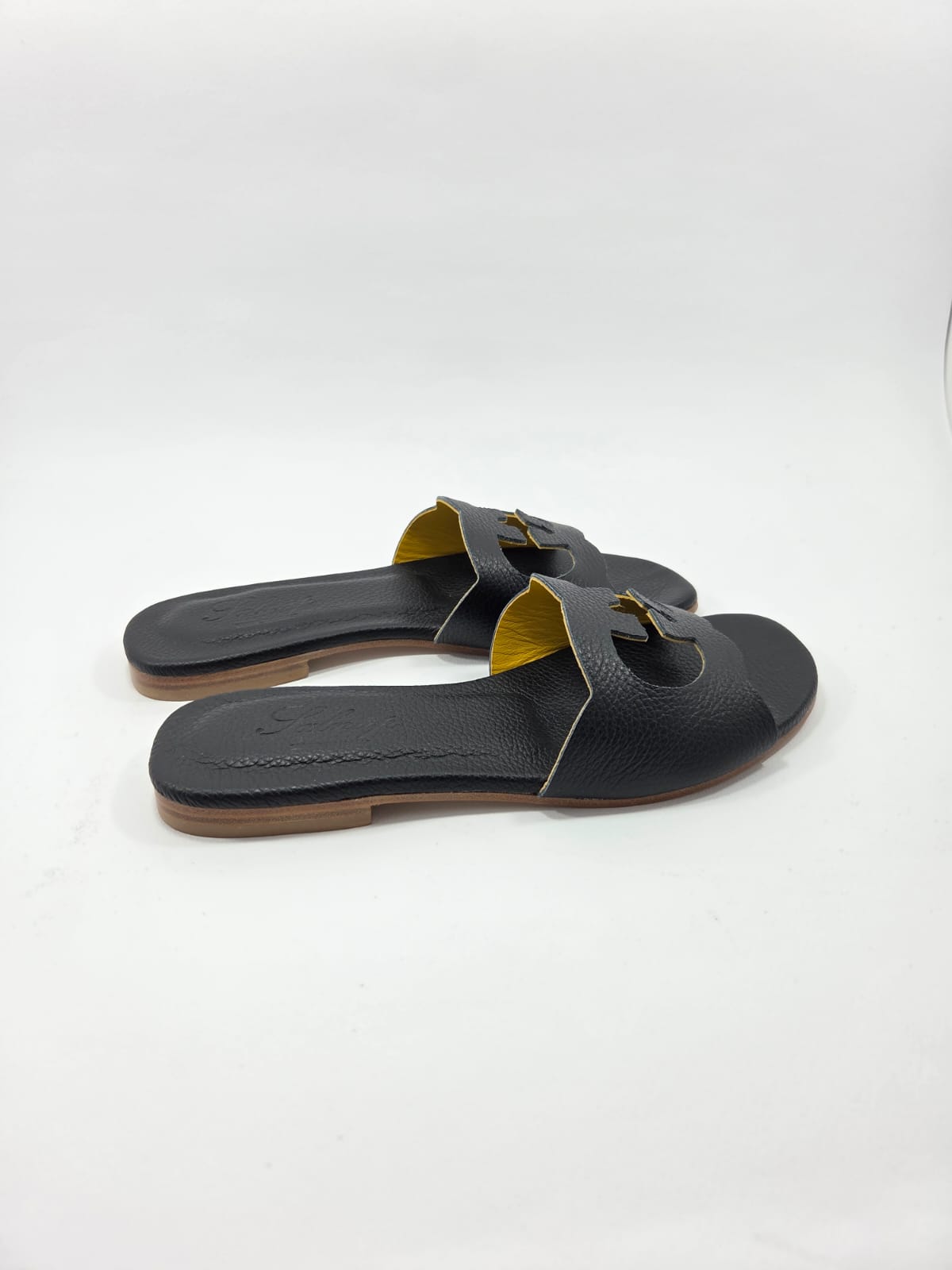 Sandali Bassi Donna Interamente in Vera Pelle Nera con Suola in Cuoio Naturale.