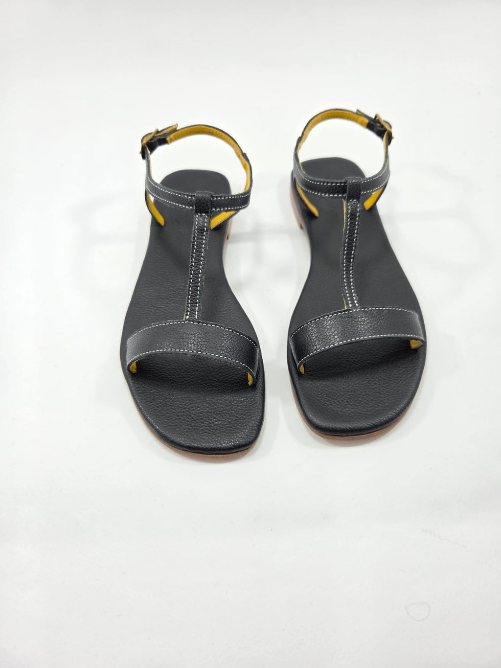 Sandali Donna con Cinturino Interamente in Vera Pelle Nera con Suola in Cuoio Naturale.