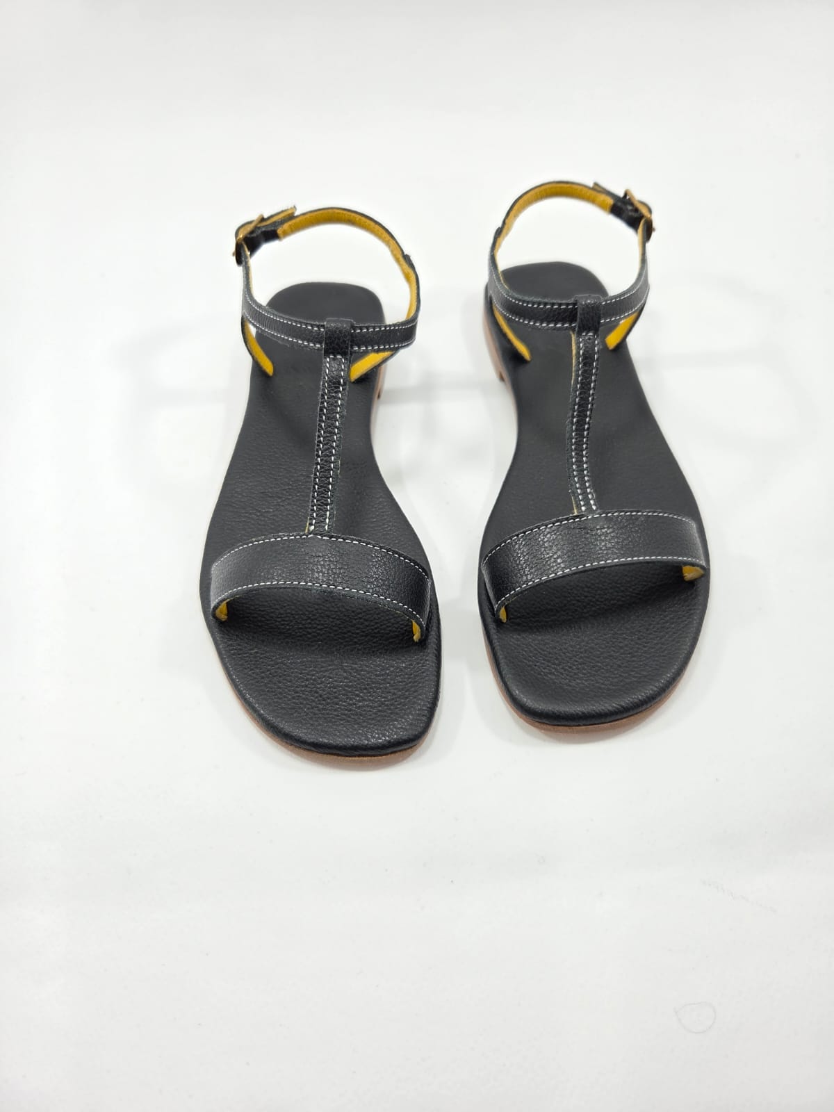 Sandali Donna con Cinturino Interamente in Vera Pelle Nera con Suola in Cuoio Naturale.