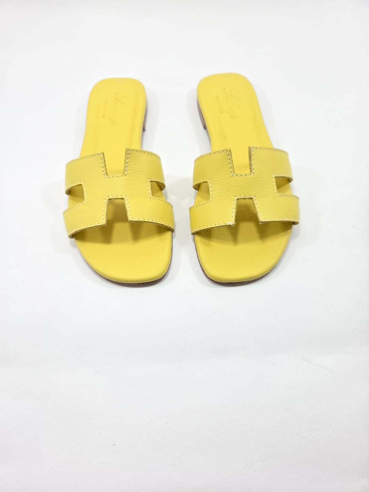 Sandali Bassi Donna Interamente in Vera Pelle Giallo Butter con Suola in Cuoio Naturale.