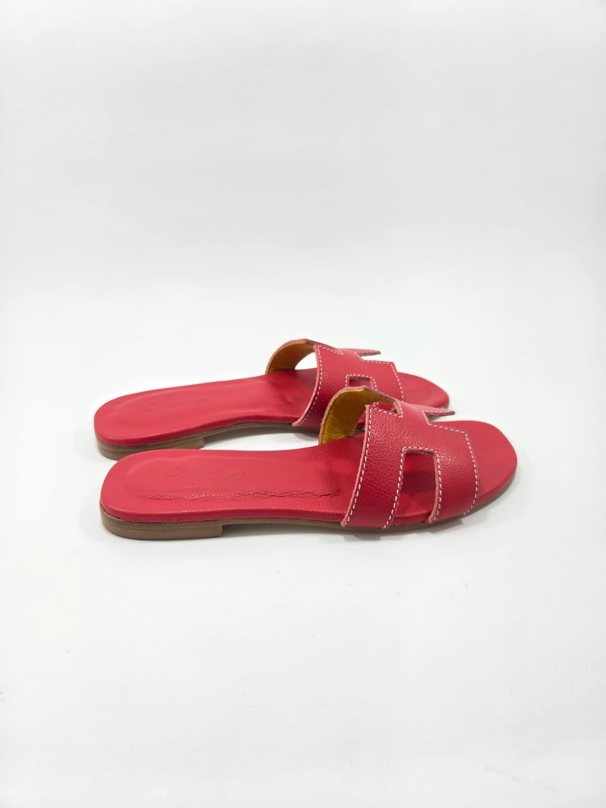 Sandali Bassi Donna Interamente in Vera Pelle Rosso Vermilion con Suola in Cuoio Naturale.