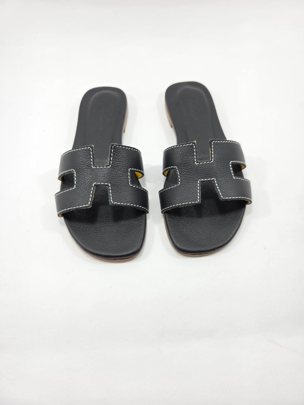 Sandali Bassi Donna Interamente in Vera Pelle Nero  con Suola in Cuoio Naturale.