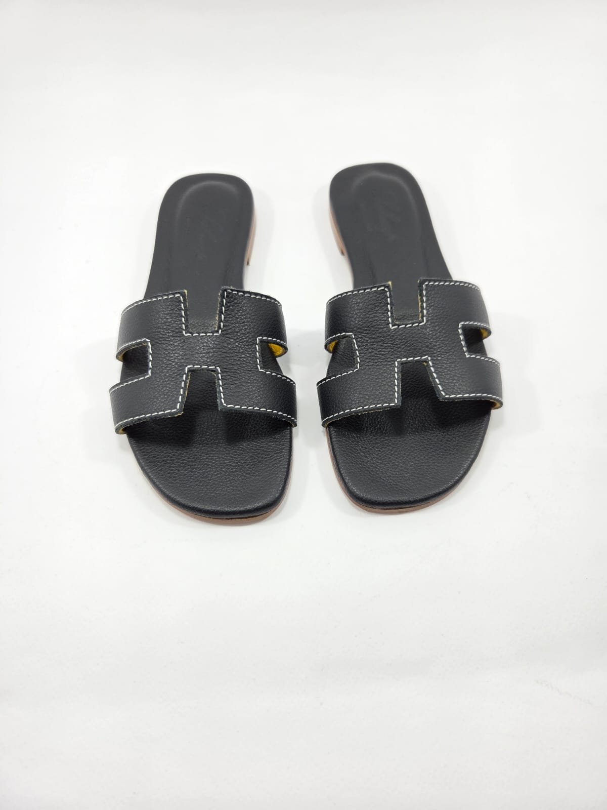 Sandali Bassi Donna Interamente in Vera Pelle Nero  con Suola in Cuoio Naturale.