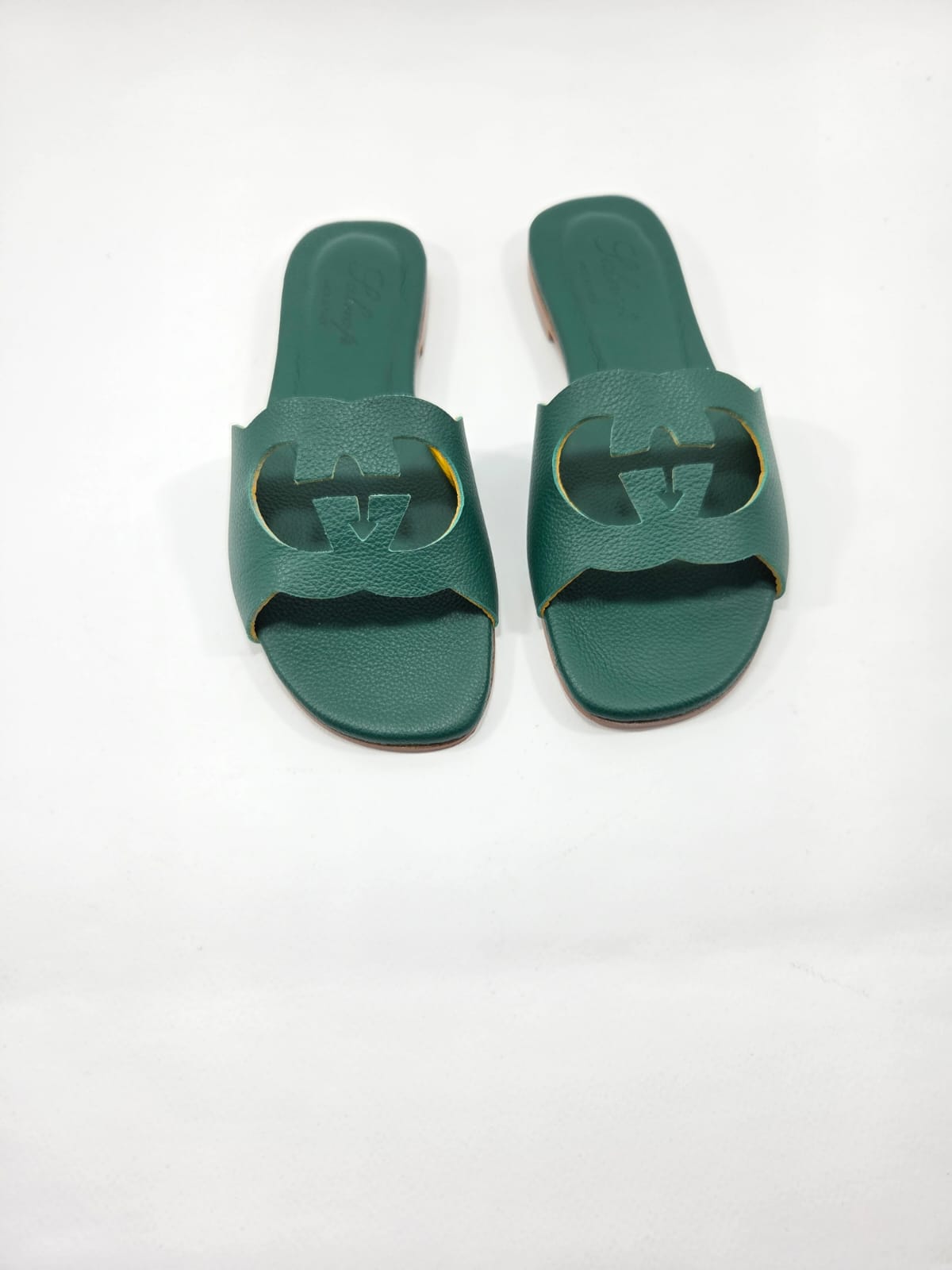 Sandali Bassi Donna Interamente in Vera Pelle Verde Coccodrillo con Suola in Cuoio Naturale.