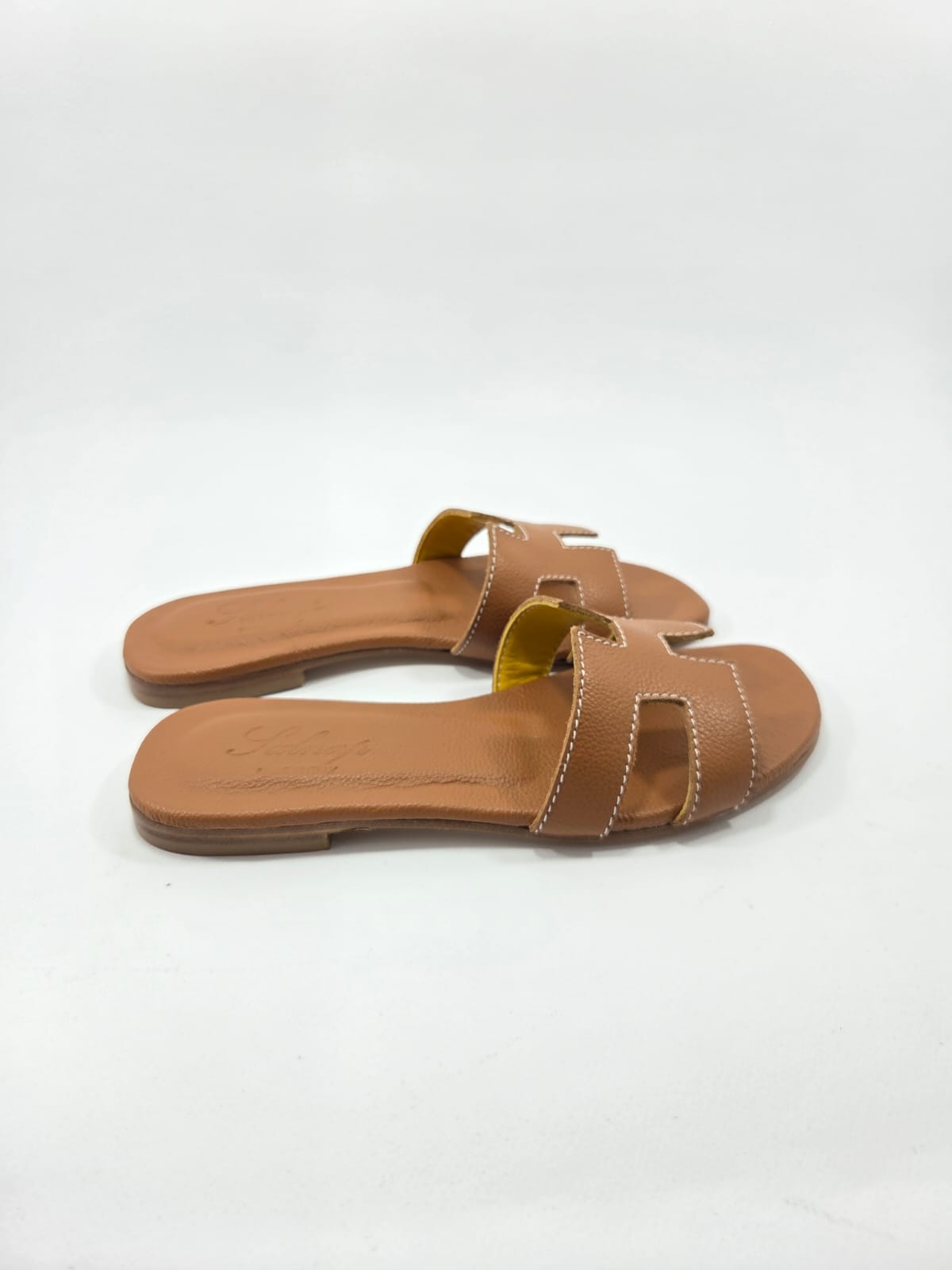 Sandali Bassi Donna Interamente in Vera Pelle Marrone Leone con Suola in Cuoio Naturale.