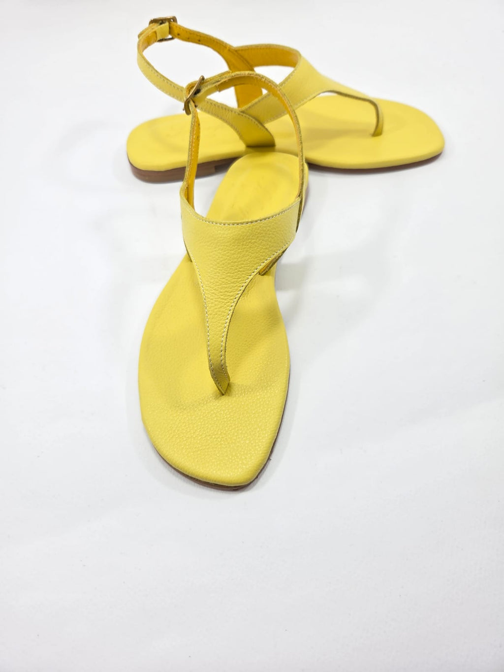 Infradito Donna con Cinturino Interamente in Vera Pelle Giallo Butter con Suola in Cuoio Naturale.