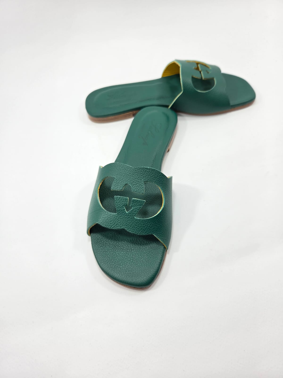 Sandali Bassi Donna Interamente in Vera Pelle Verde Coccodrillo con Suola in Cuoio Naturale.