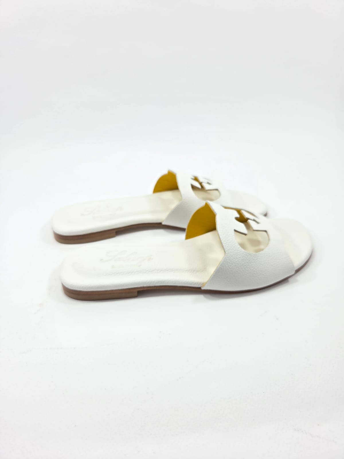 Sandali Bassi Donna Interamente in Vera Pelle Bianco con Suola in Cuoio Naturale.