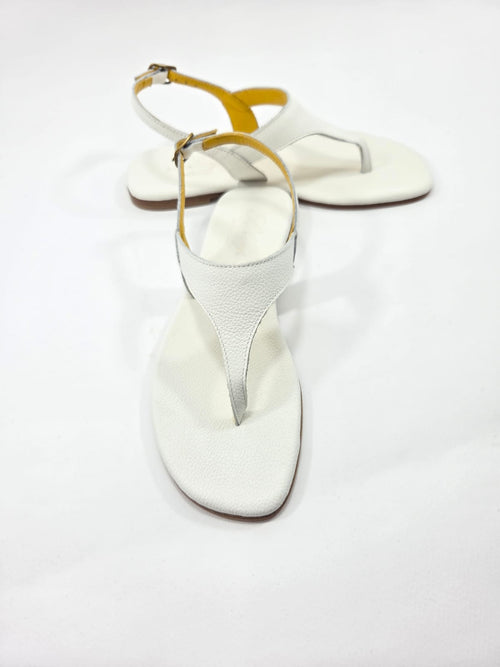 Infradito Donna con Cinturino Interamente in Vera Pelle Bianca con Suola in Cuoio Naturale.