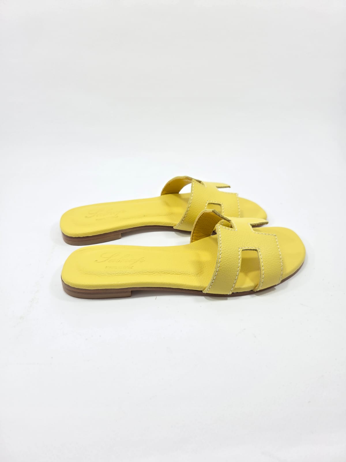 Sandali Bassi Donna Interamente in Vera Pelle Giallo Butter con Suola in Cuoio Naturale.
