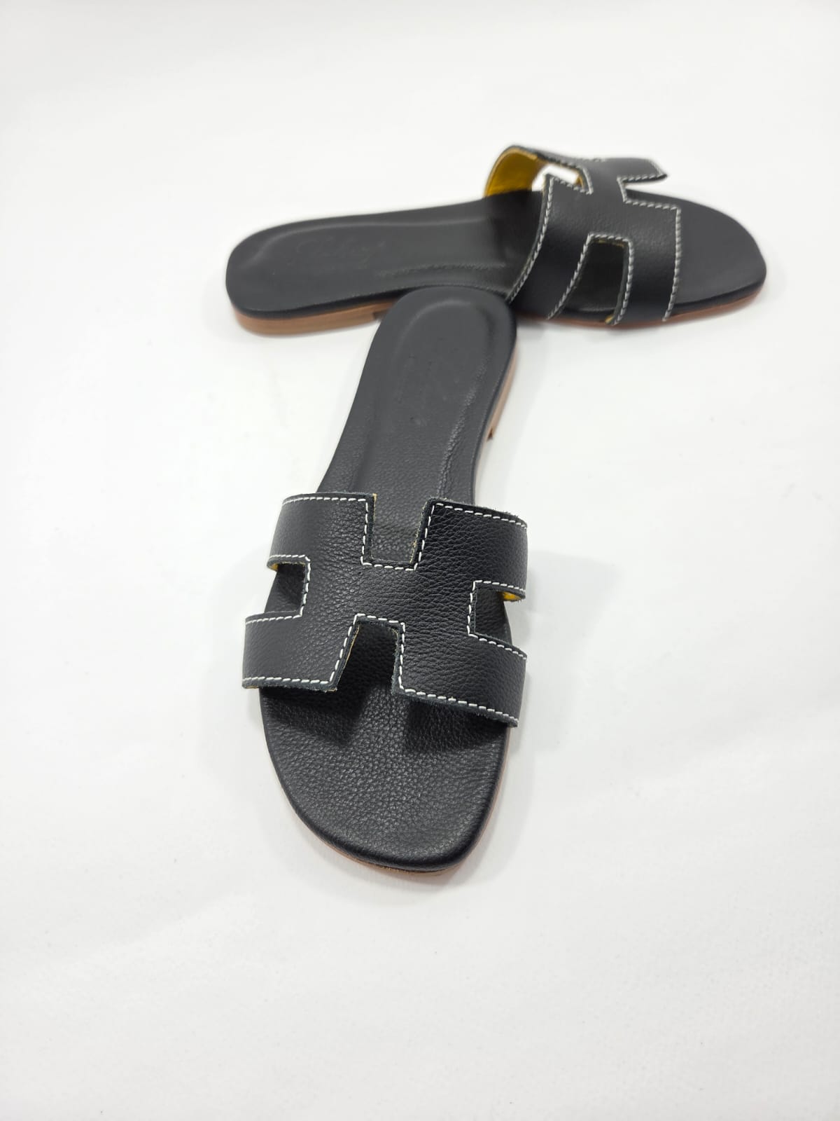 Sandali Bassi Donna Interamente in Vera Pelle Nero  con Suola in Cuoio Naturale.
