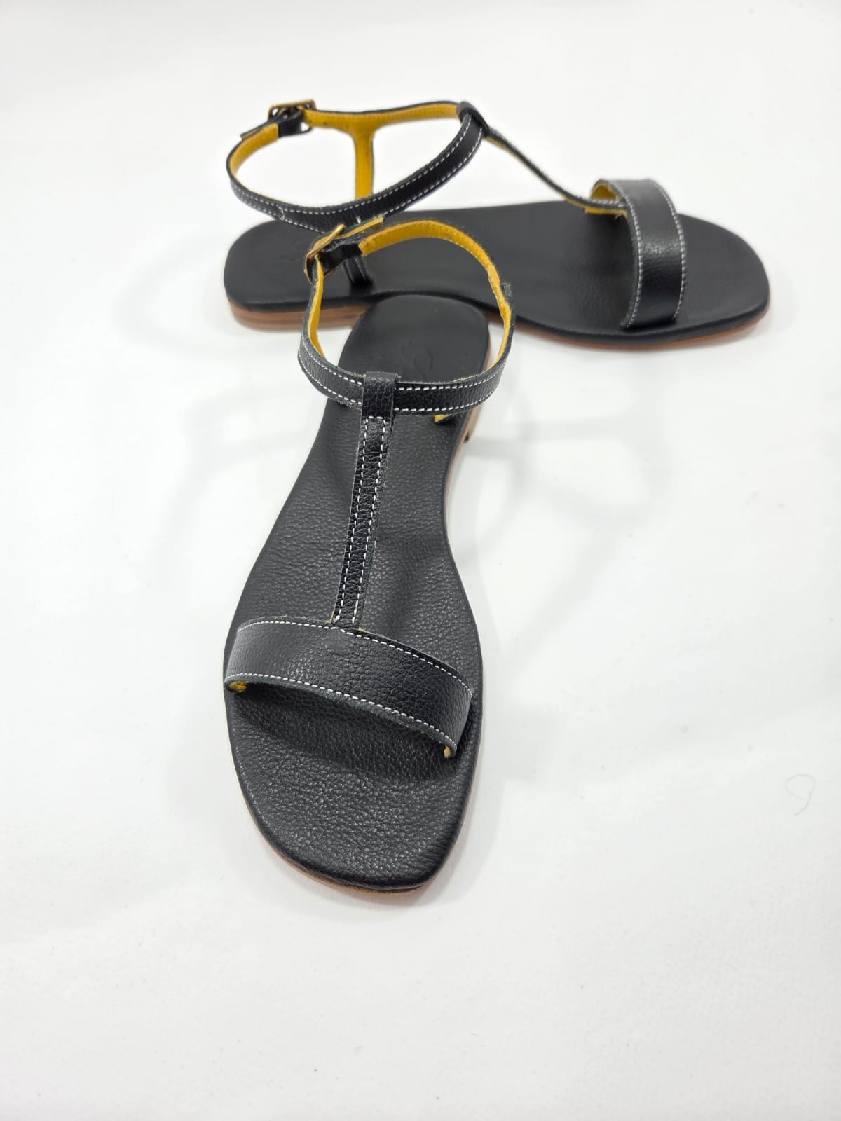 Sandali Donna con Cinturino Interamente in Vera Pelle Nera con Suola in Cuoio Naturale.