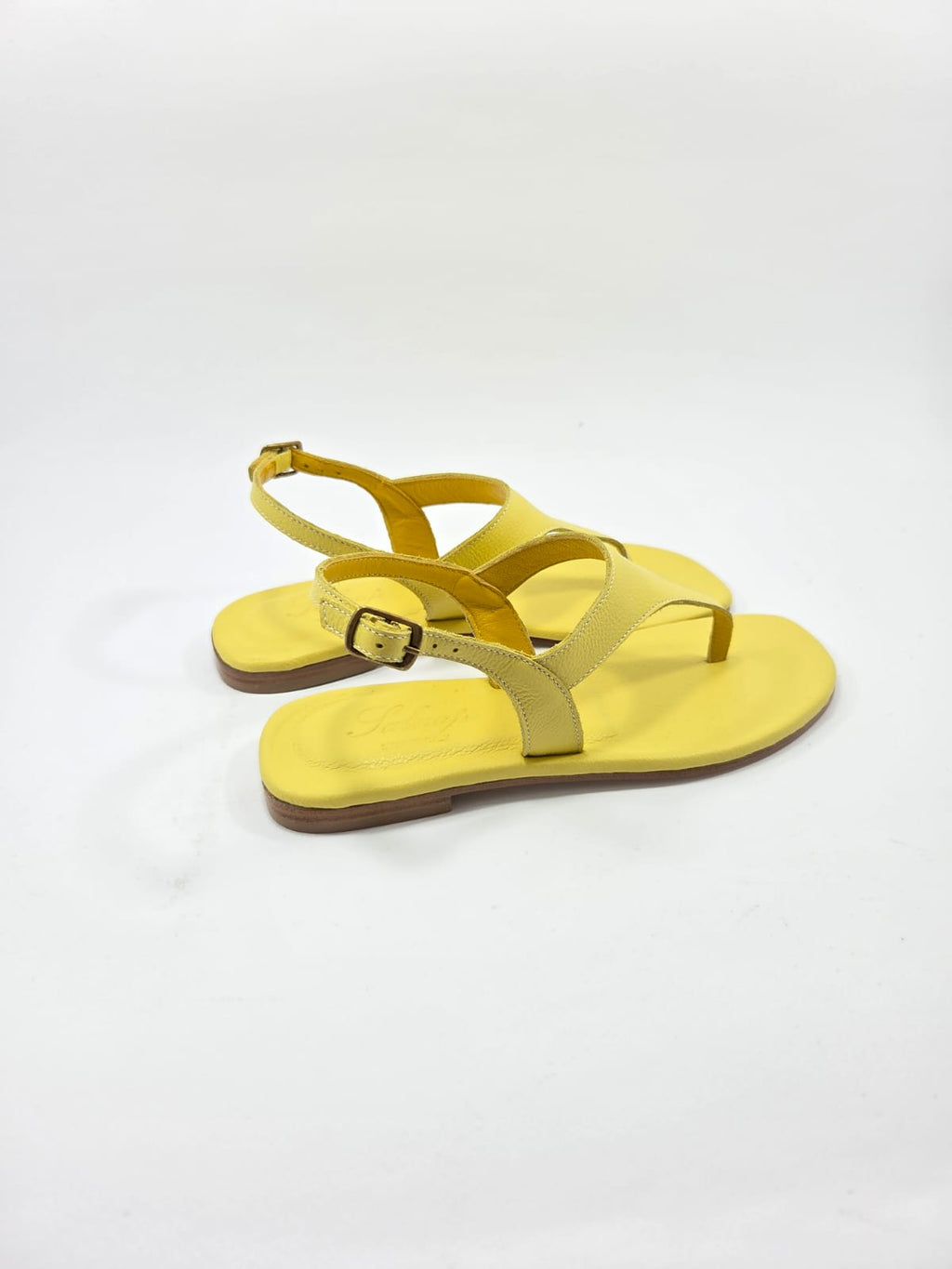 Infradito Donna con Cinturino Interamente in Vera Pelle Giallo Butter con Suola in Cuoio Naturale.