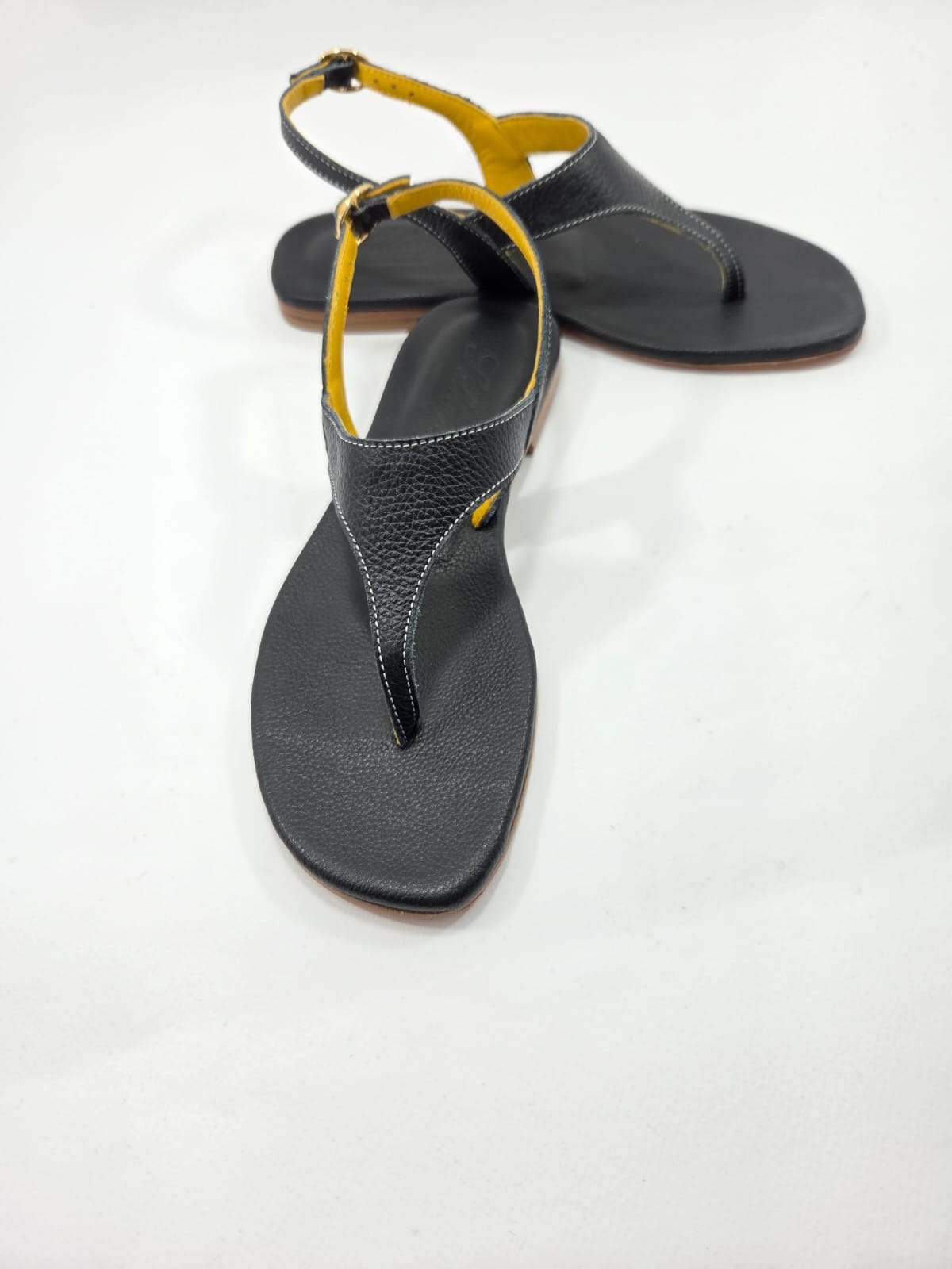 Infradito Donna con Cinturino Interamente in Vera Pelle Nero con Suola in Cuoio Naturale.