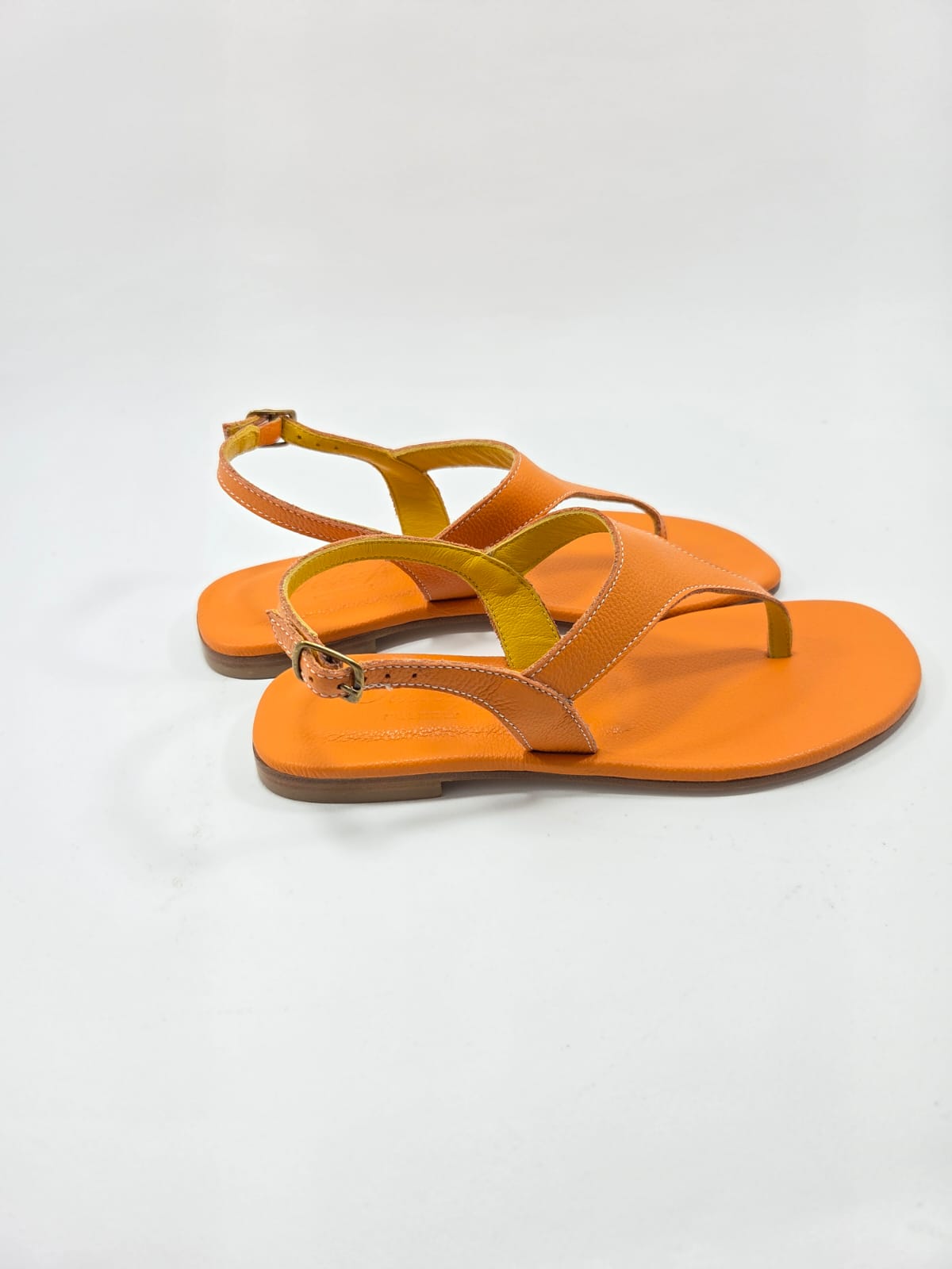 Infradito Donna con Cinturino Interamente in Vera Pelle Arancione Arancia con Suola in Cuoio Naturale.