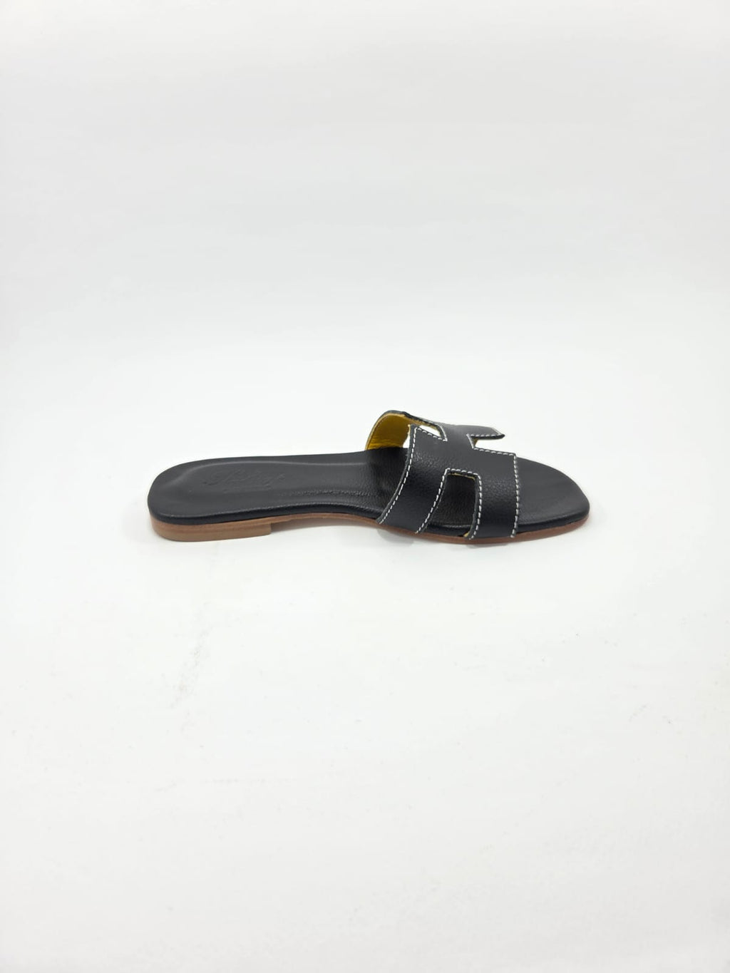 Sandali Bassi Donna Interamente in Vera Pelle Nero  con Suola in Cuoio Naturale.