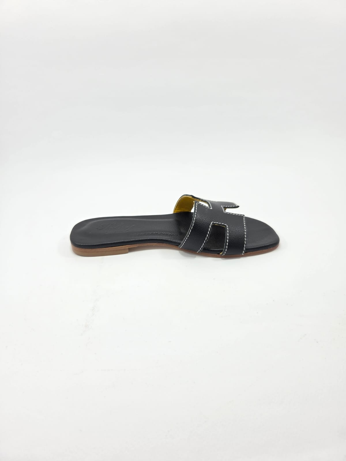 Sandali Bassi Donna Interamente in Vera Pelle Nero  con Suola in Cuoio Naturale.