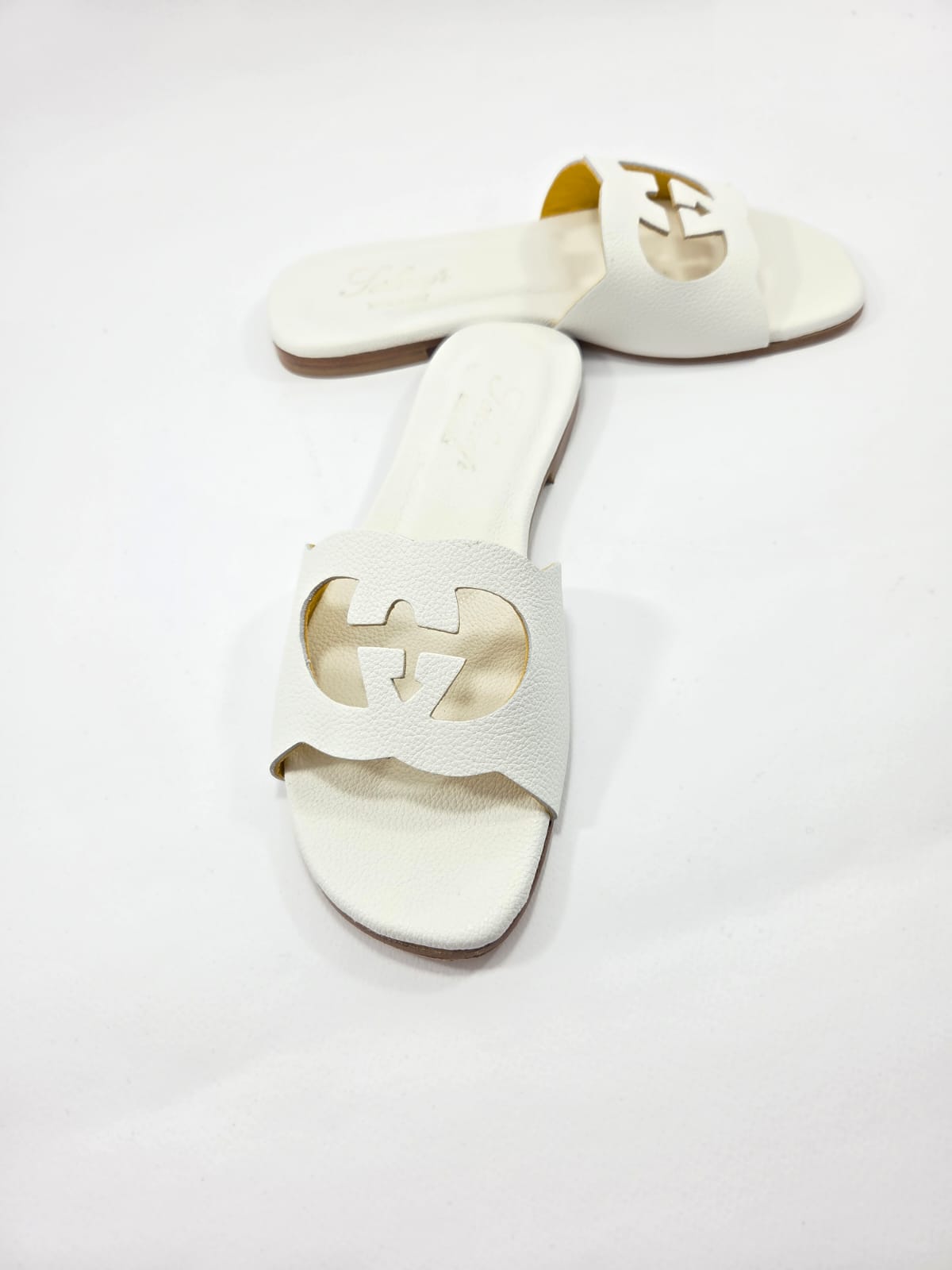 Sandali Bassi Donna Interamente in Vera Pelle Bianco con Suola in Cuoio Naturale.