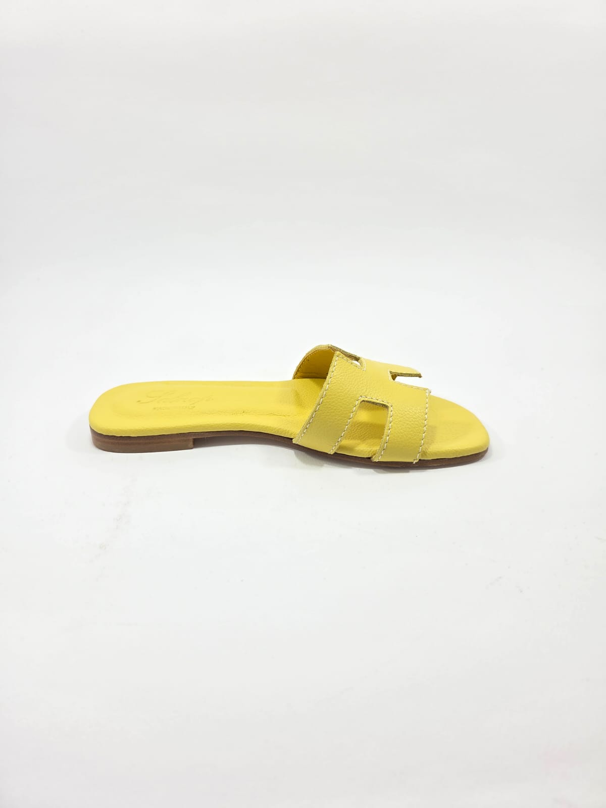 Sandali Bassi Donna Interamente in Vera Pelle Giallo Butter con Suola in Cuoio Naturale.