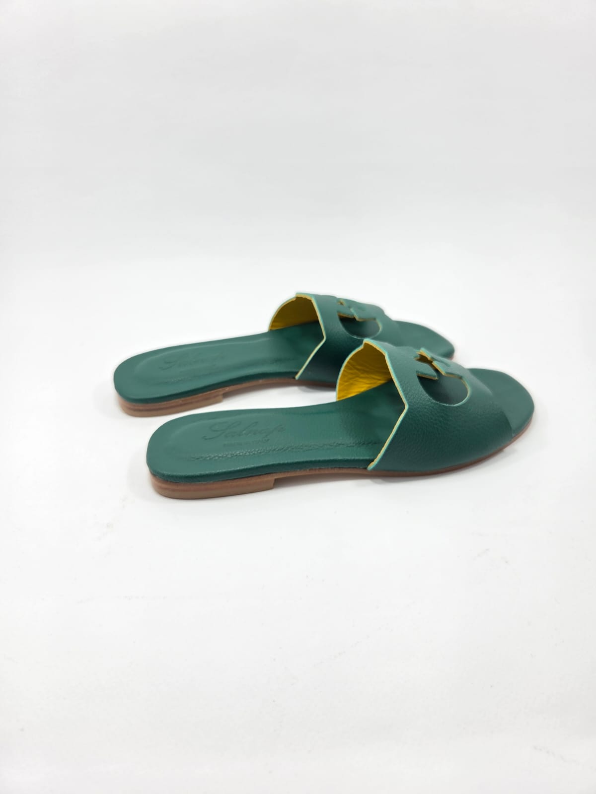 Sandali Bassi Donna Interamente in Vera Pelle Verde Coccodrillo con Suola in Cuoio Naturale.
