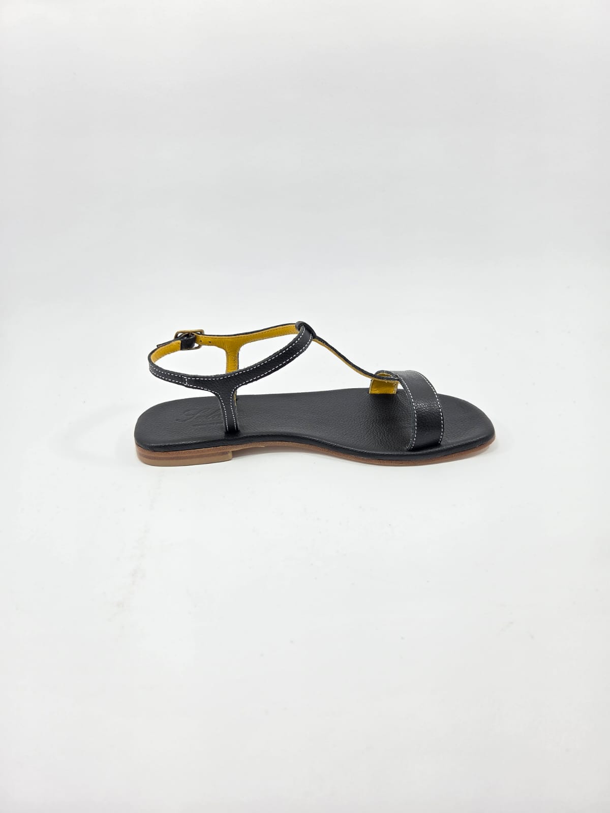Sandali Donna con Cinturino Interamente in Vera Pelle Nera con Suola in Cuoio Naturale.