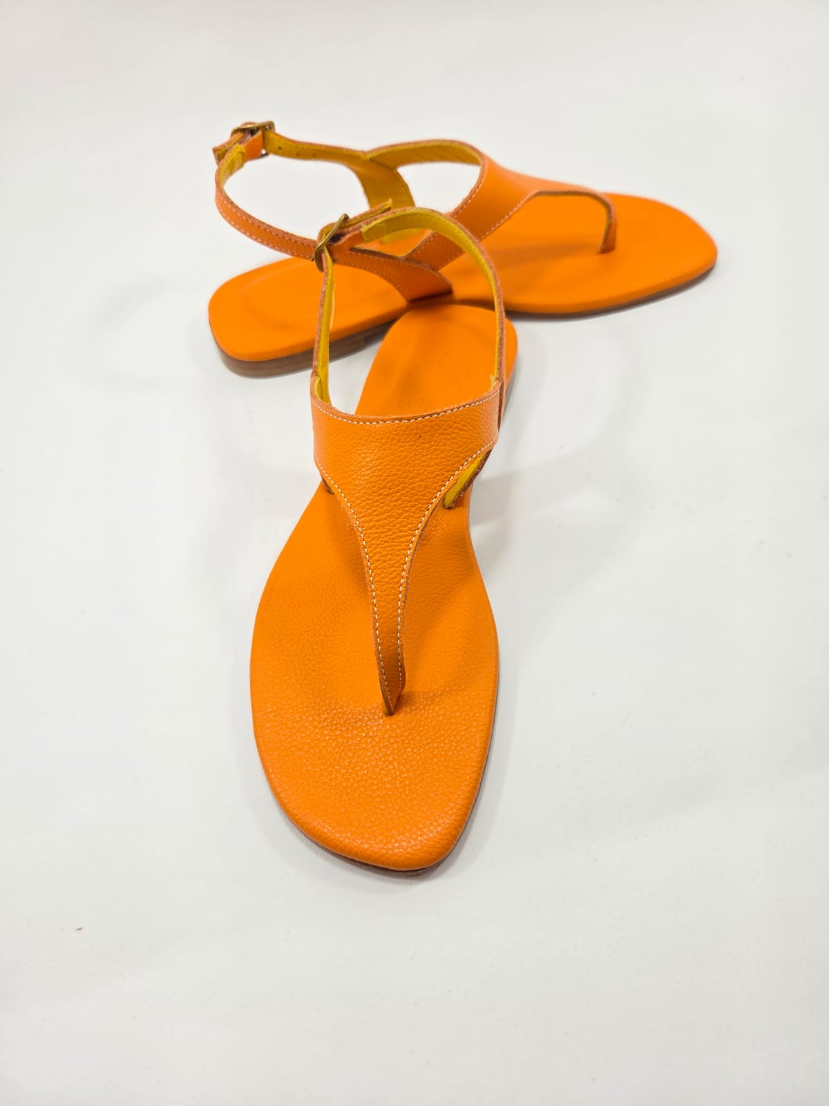 Infradito Donna con Cinturino Interamente in Vera Pelle Arancione Arancia con Suola in Cuoio Naturale.
