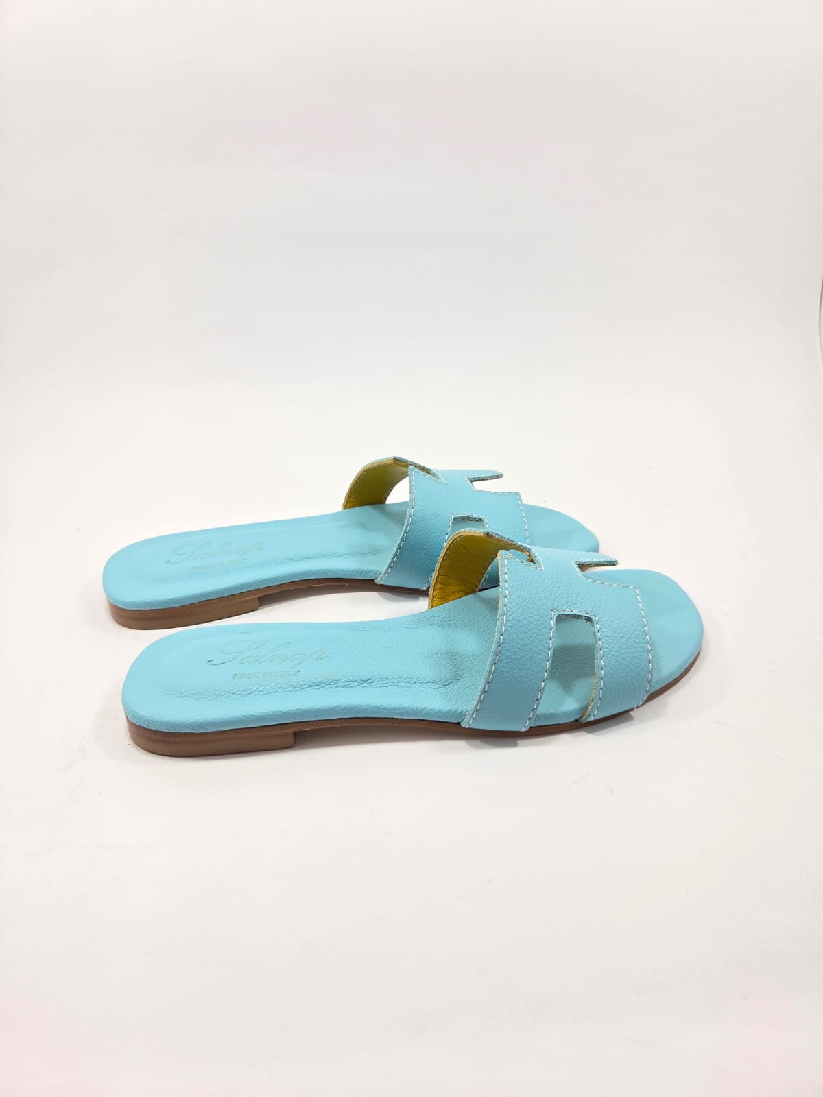 Sandali Bassi Donna Interamente in Vera Pelle Azzurro Anice con Suola in Cuoio Naturale.