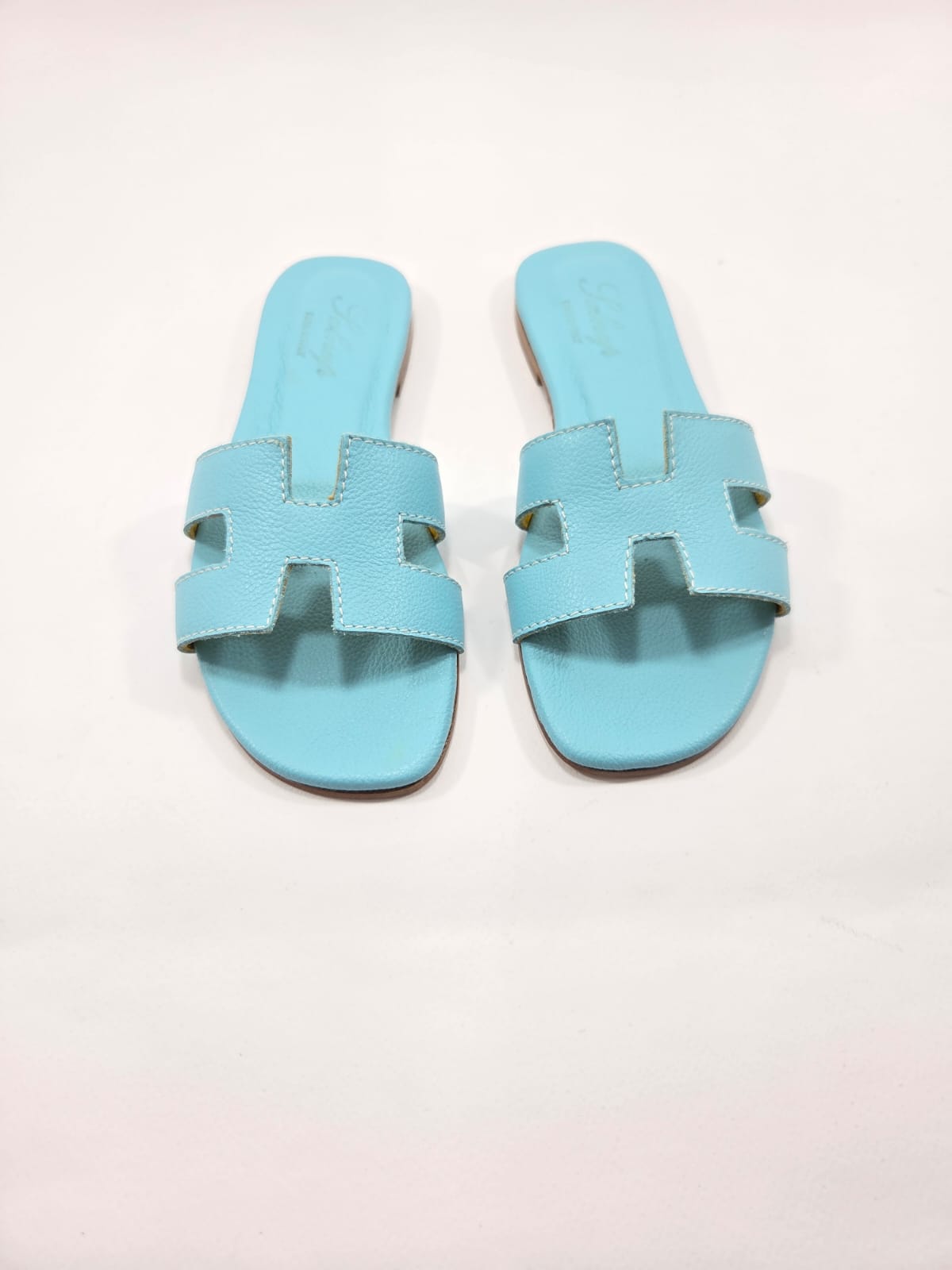 Sandali Bassi Donna Interamente in Vera Pelle Azzurro Anice con Suola in Cuoio Naturale.