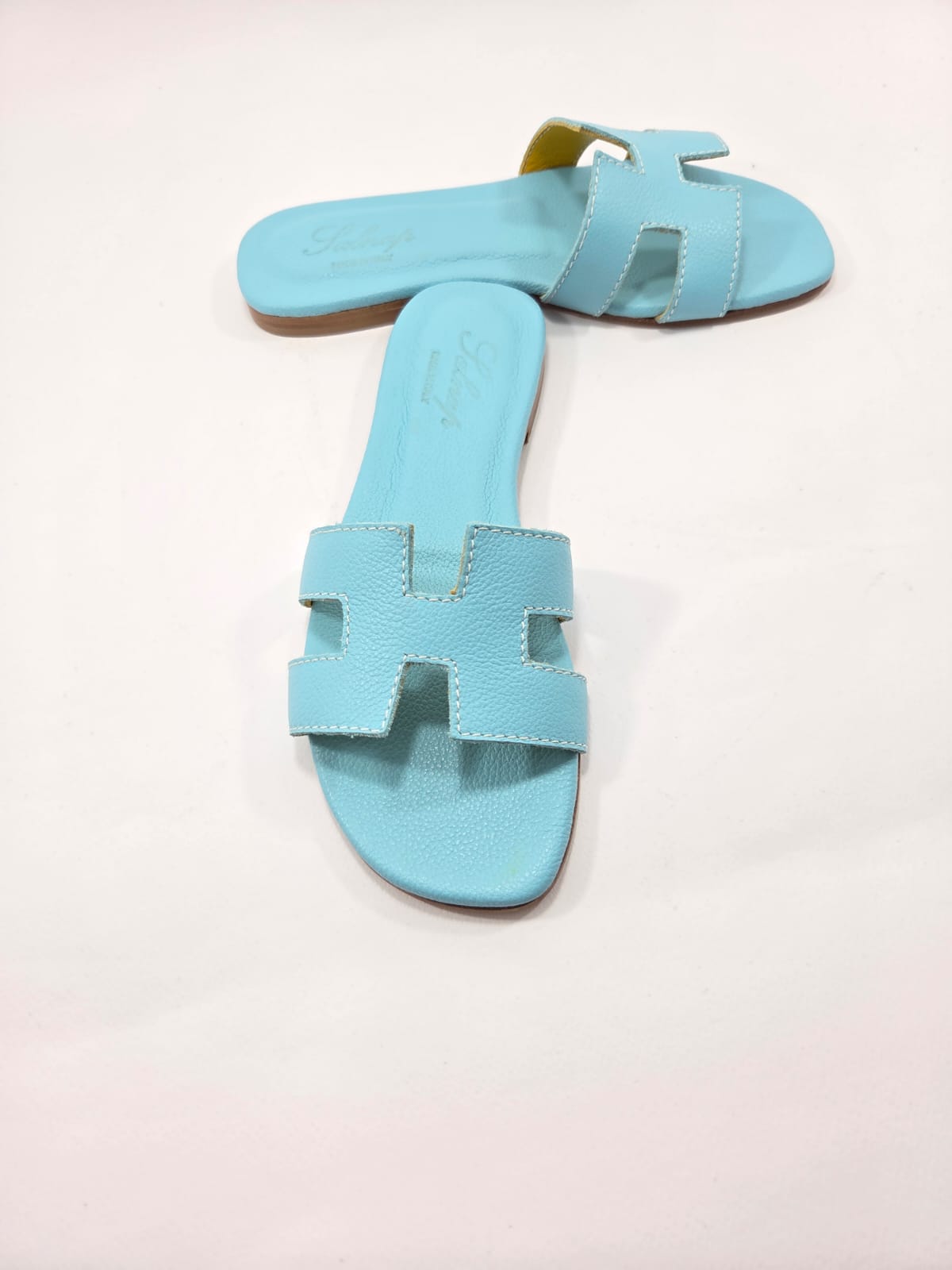 Sandali Bassi Donna Interamente in Vera Pelle Azzurro Anice con Suola in Cuoio Naturale.