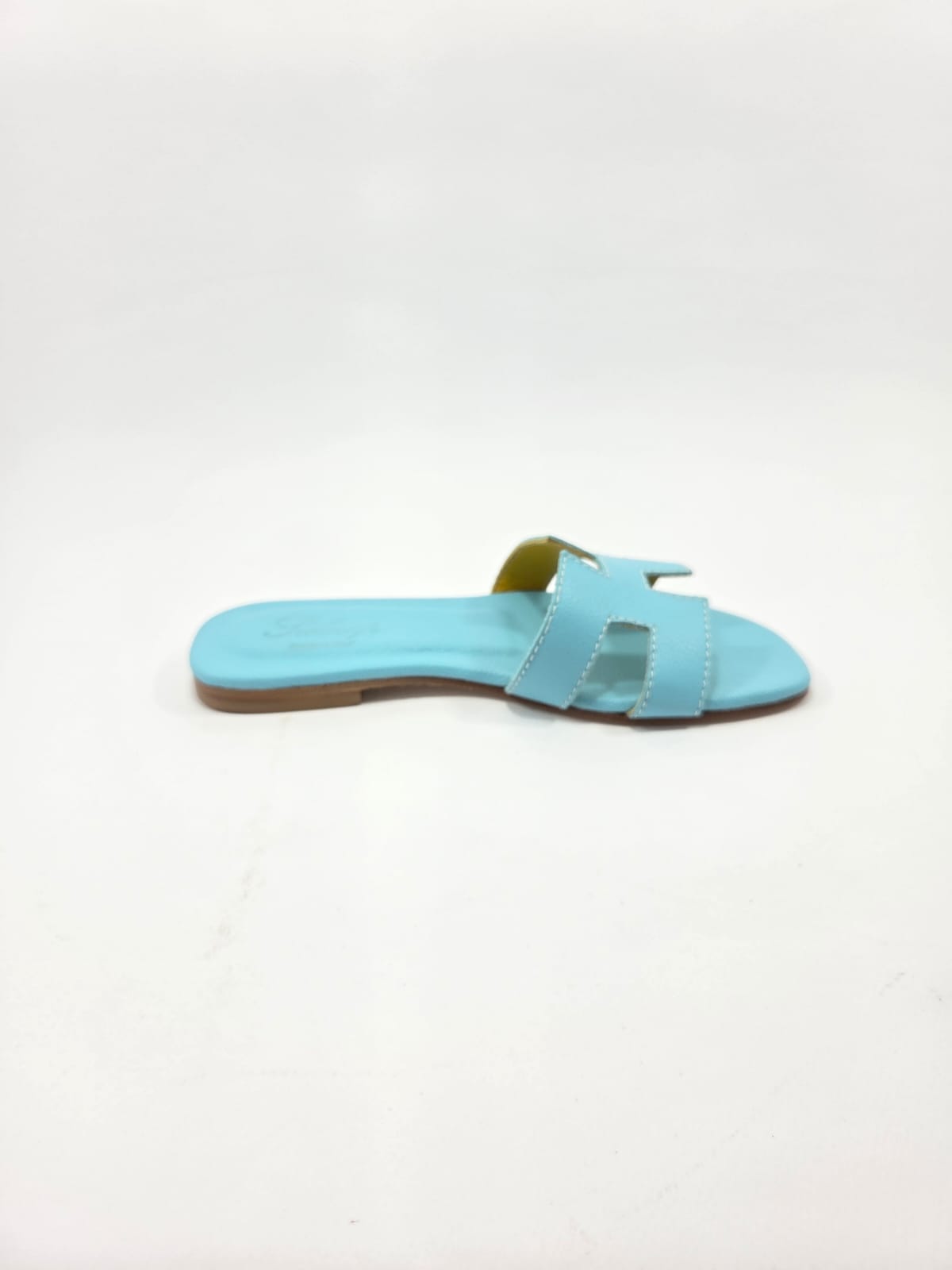 Sandali Bassi Donna Interamente in Vera Pelle Azzurro Anice con Suola in Cuoio Naturale.