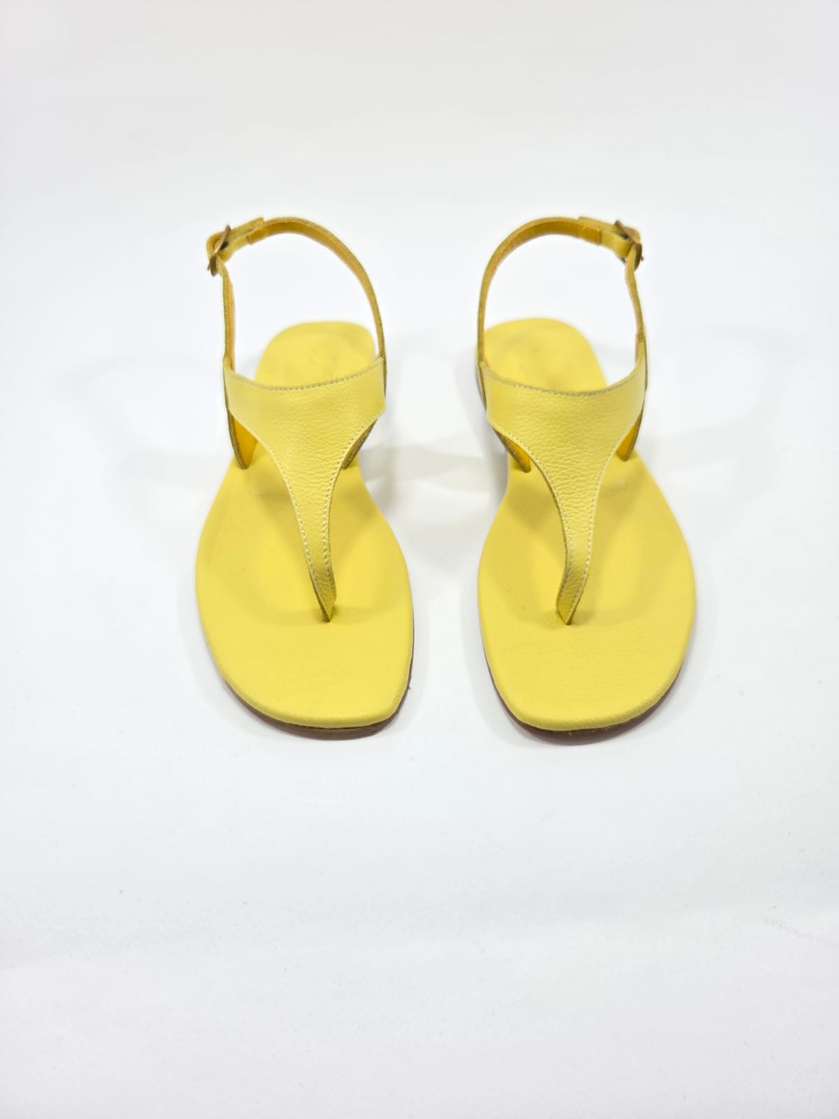Infradito Donna con Cinturino Interamente in Vera Pelle Giallo Butter con Suola in Cuoio Naturale.