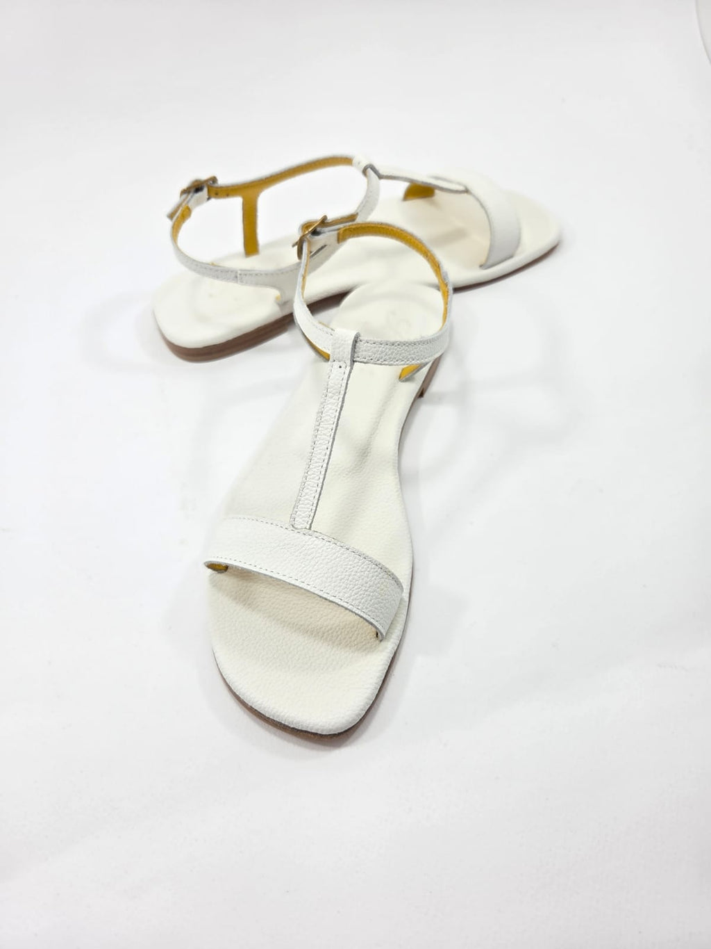 Sandali Donna con Cinturino Interamente in Vera Pelle Bianco con Suola in Cuoio Naturale.
