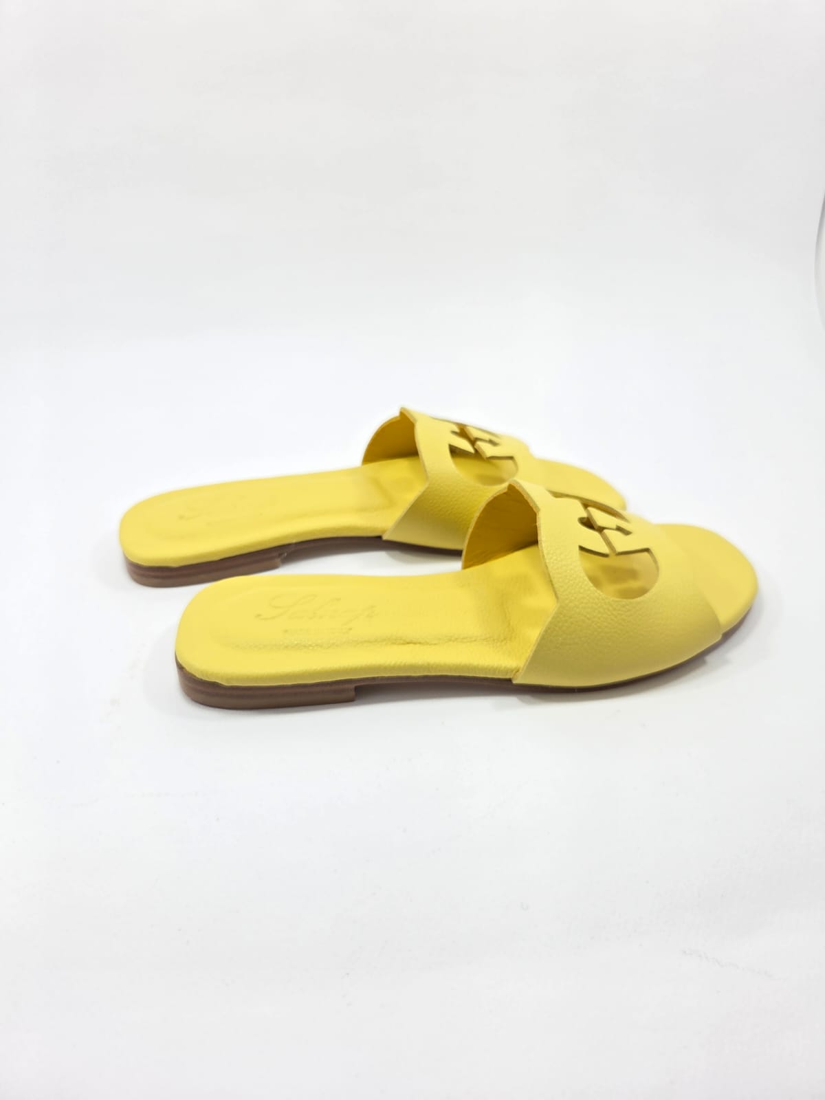 Sandali Bassi Donna Interamente in Vera Pelle Giallo Butter con Suola in Cuoio Naturale.