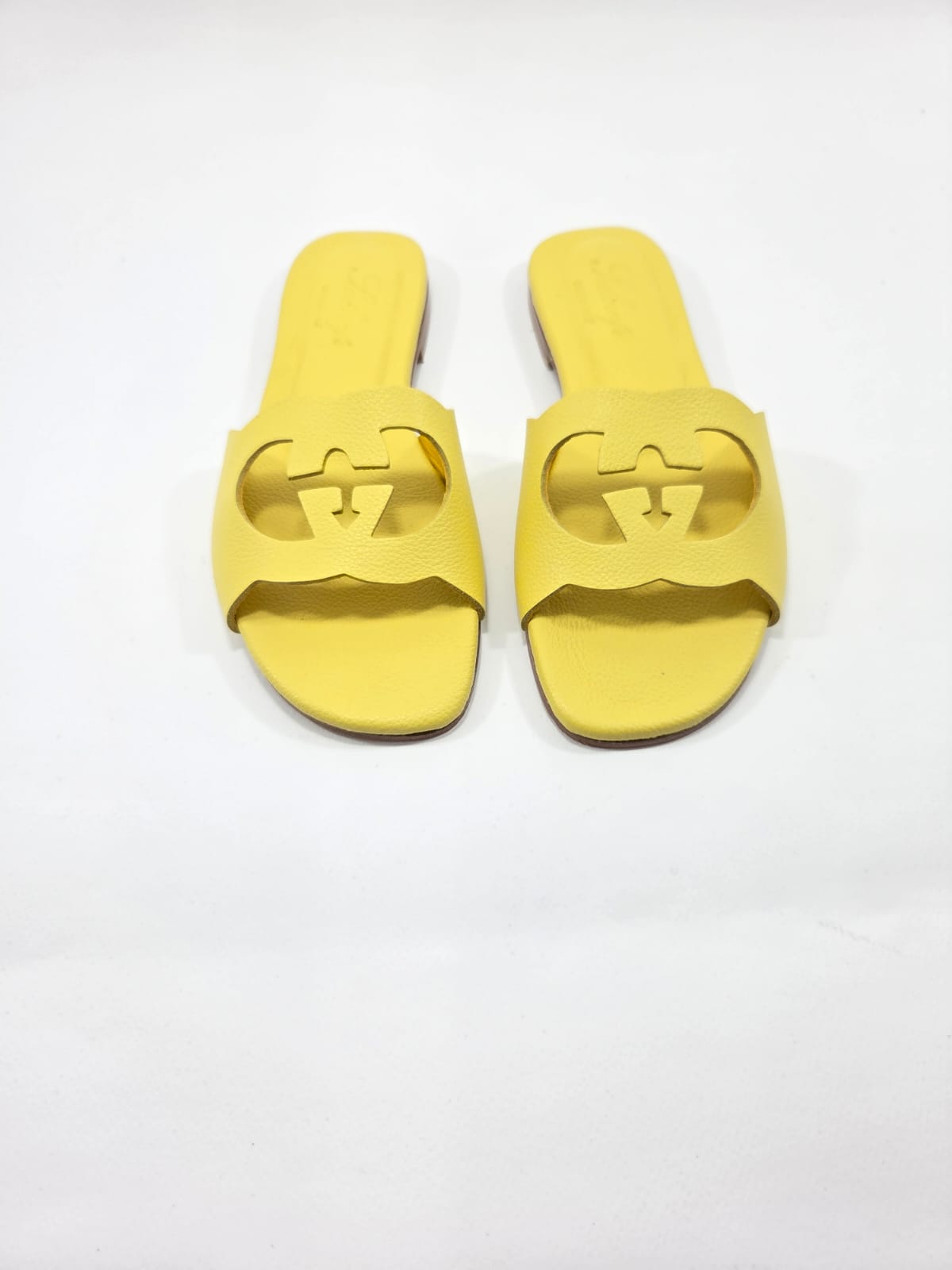 Sandali Bassi Donna Interamente in Vera Pelle Giallo Butter con Suola in Cuoio Naturale.