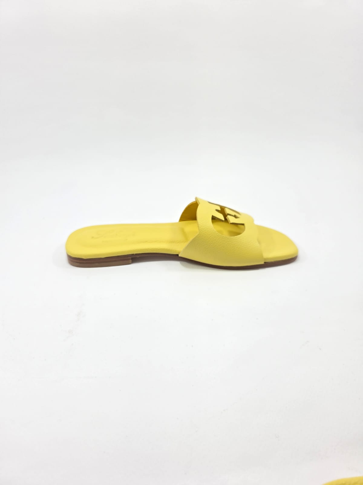 Sandali Bassi Donna Interamente in Vera Pelle Giallo Butter con Suola in Cuoio Naturale.