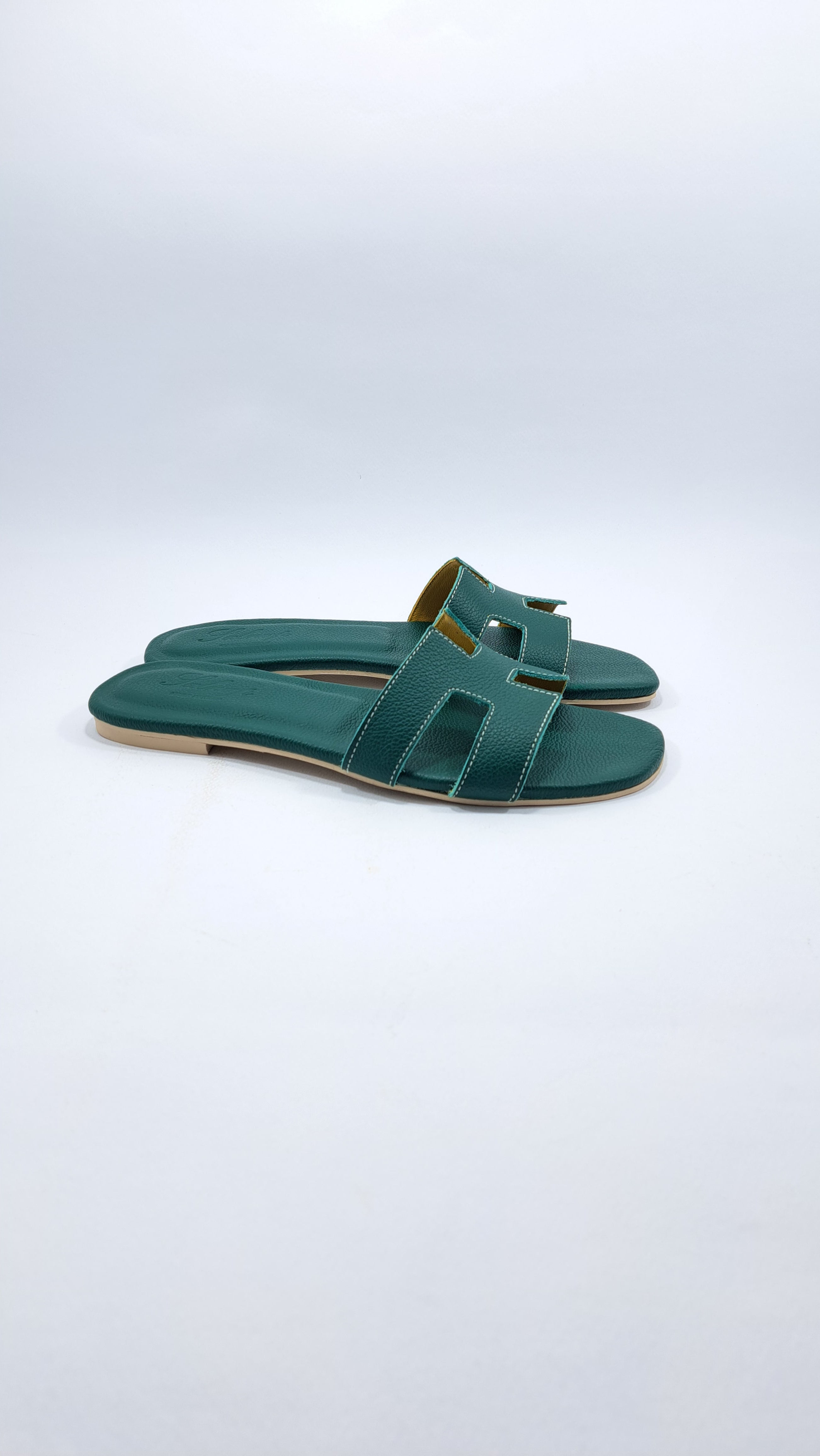 Sandali da donna Completamente in Pelle. Con Suola in Gomma.