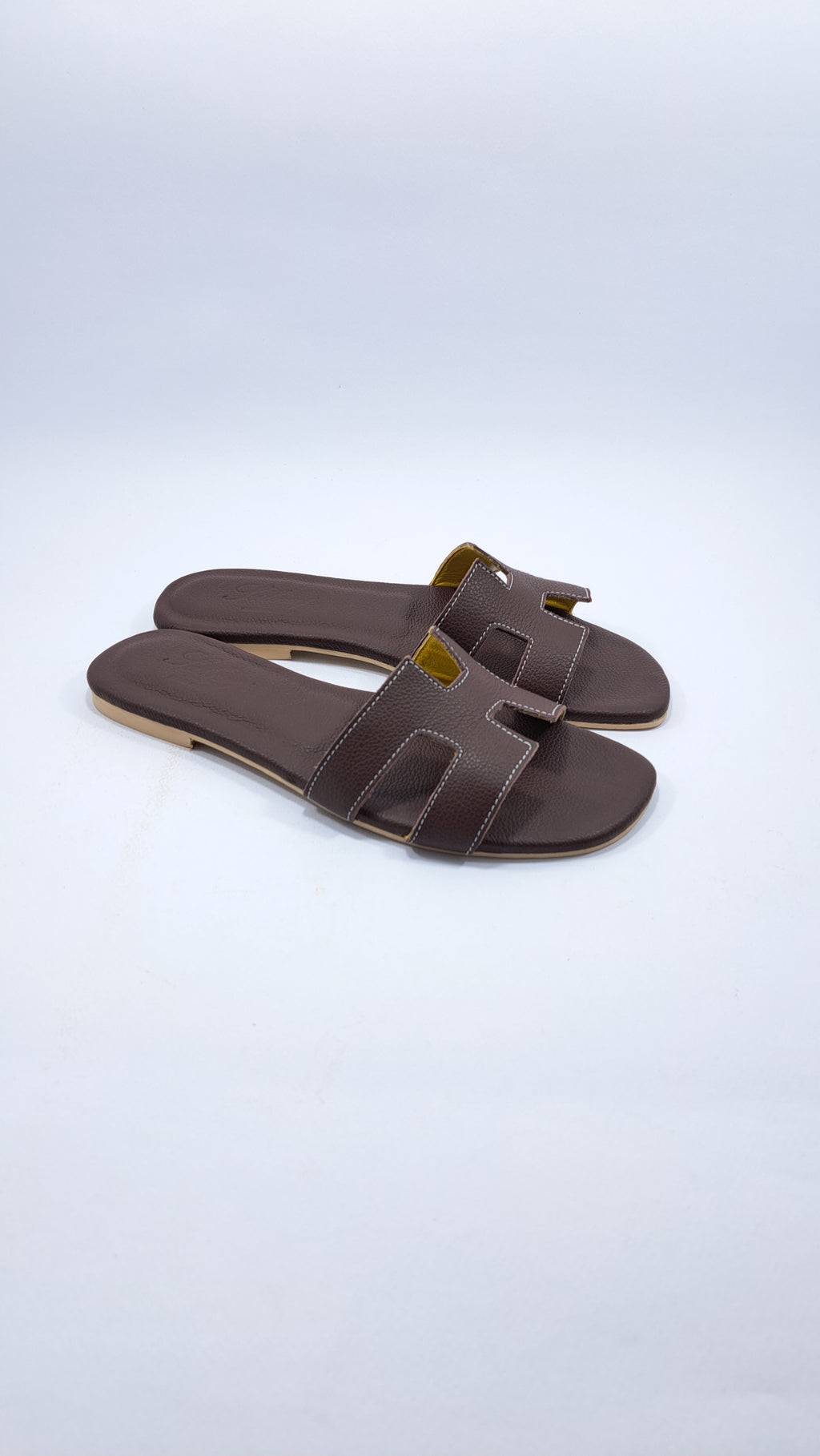 Sandali da donna Completamente in Pelle. Con suola in Gomma.