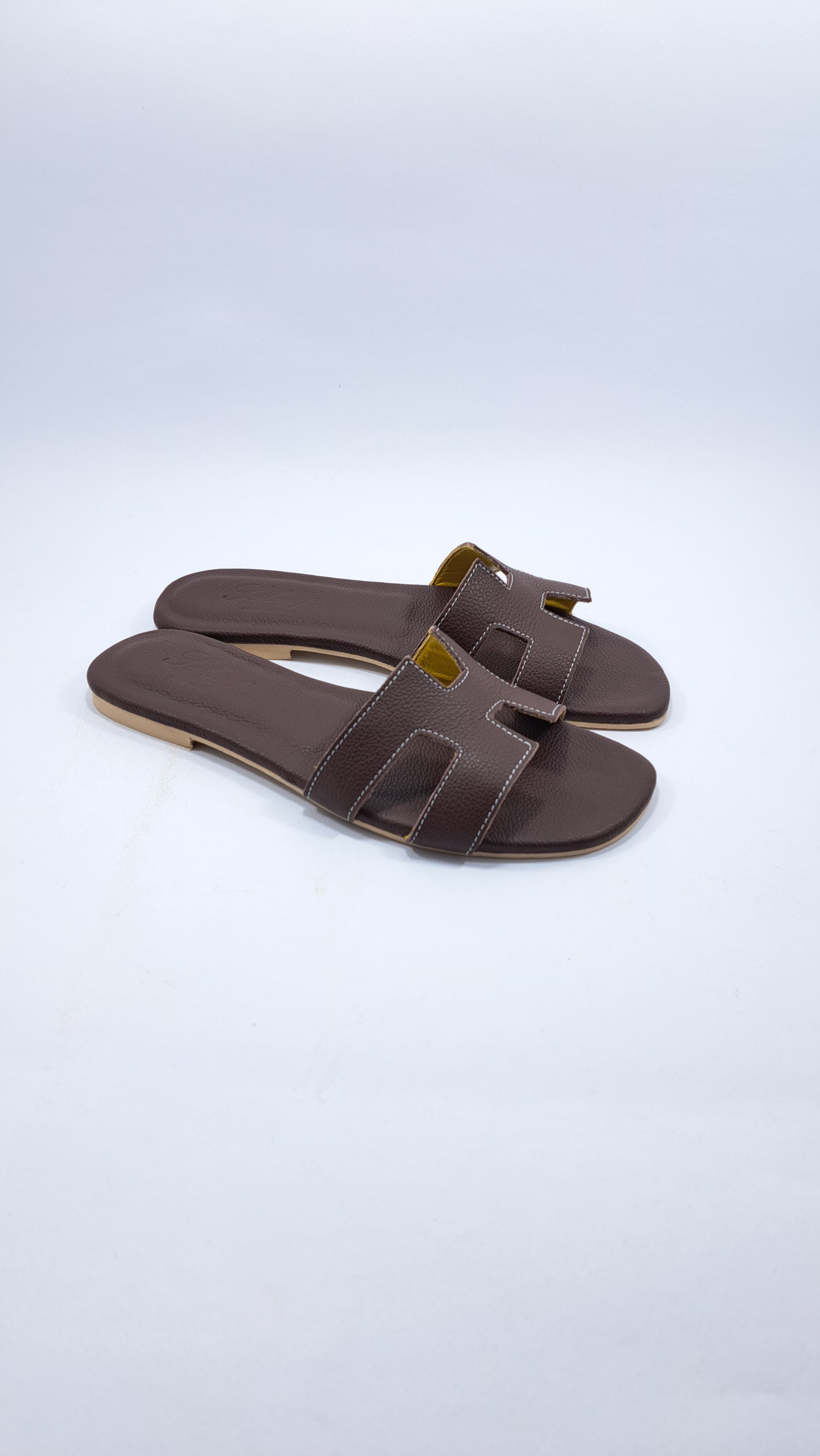 Sandali da donna Completamente in Pelle. Con suola in Gomma.