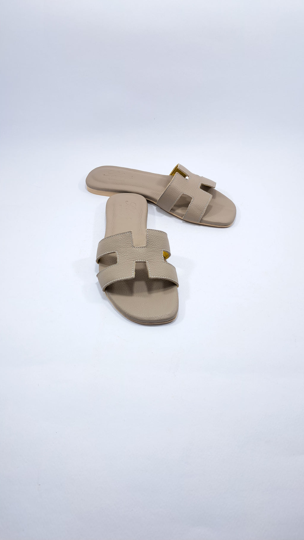 Sandali da donna Completamente in Pelle. Con Suola in Gomma.