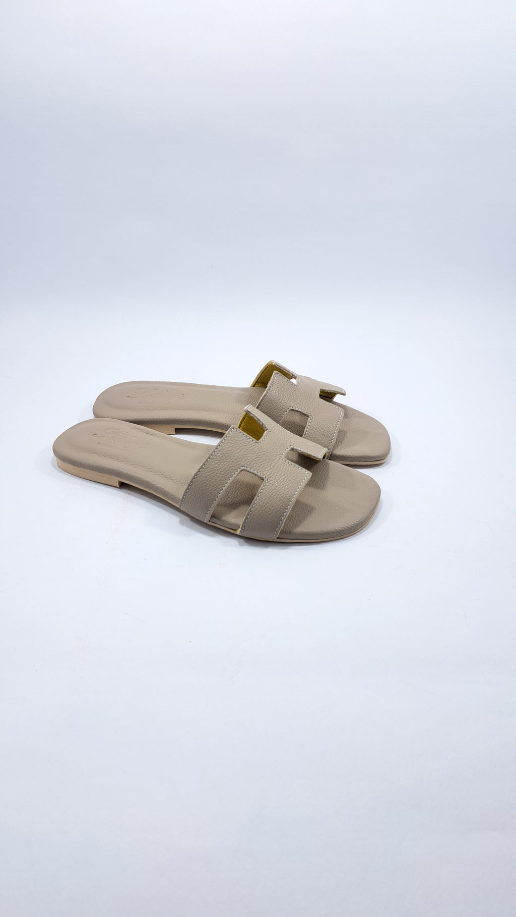 Sandali da donna Completamente in Pelle. Con Suola in Gomma.