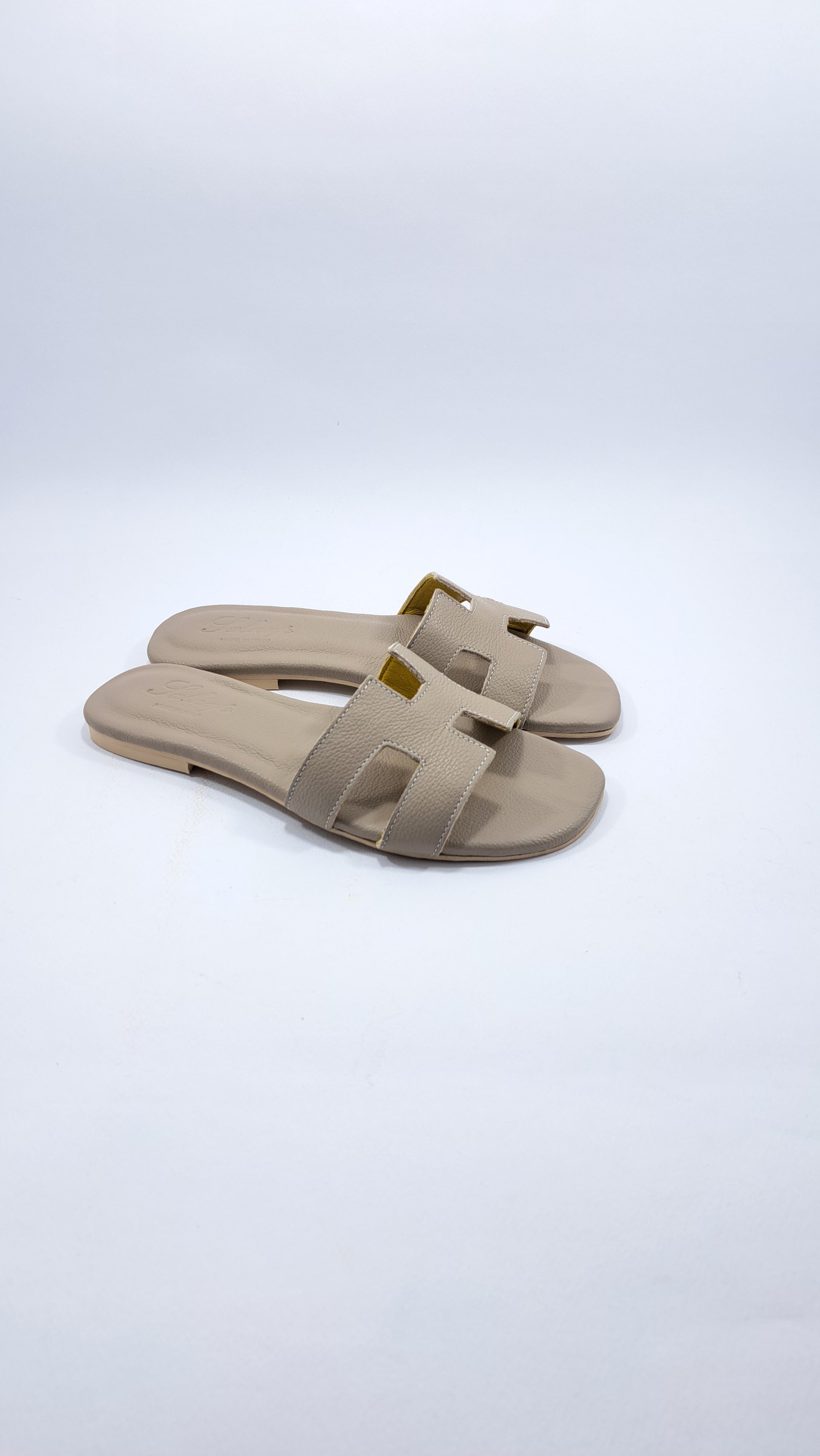 Sandali da donna Completamente in Pelle. Con Suola in Gomma.